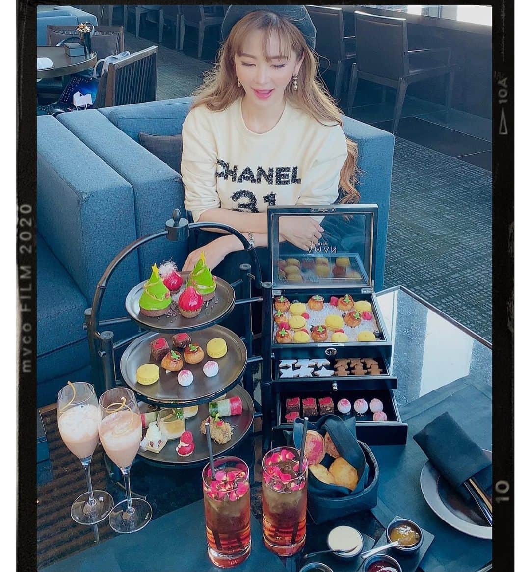 mycoのインスタグラム：「アマン東京Xmas Afternoon Tea🎄﻿ ﻿ 16日から始まったXmasバージョン🎅💕﻿ ﻿ アマンは大好き🏨💕﻿ お席も広いソファー席でゆったり過ごせます﻿ ﻿ お味も美味しくてツリーはモンブラン🌲﻿ シャンパンエスプーマはチョコ🍫でした🍾 1番食べたいものは最後に残すタイプです。﻿ みなさんはどっち？？﻿ ﻿ ﻿ ここ最近でアフタヌーンティーだと これが1番美味しかったかな🤍﻿ ﻿ #クリスマス #christmas #sweets #afternoontea #アフタヌーンティー #アマン東京 #chanel  #tokyo #東京 #大手町﻿」