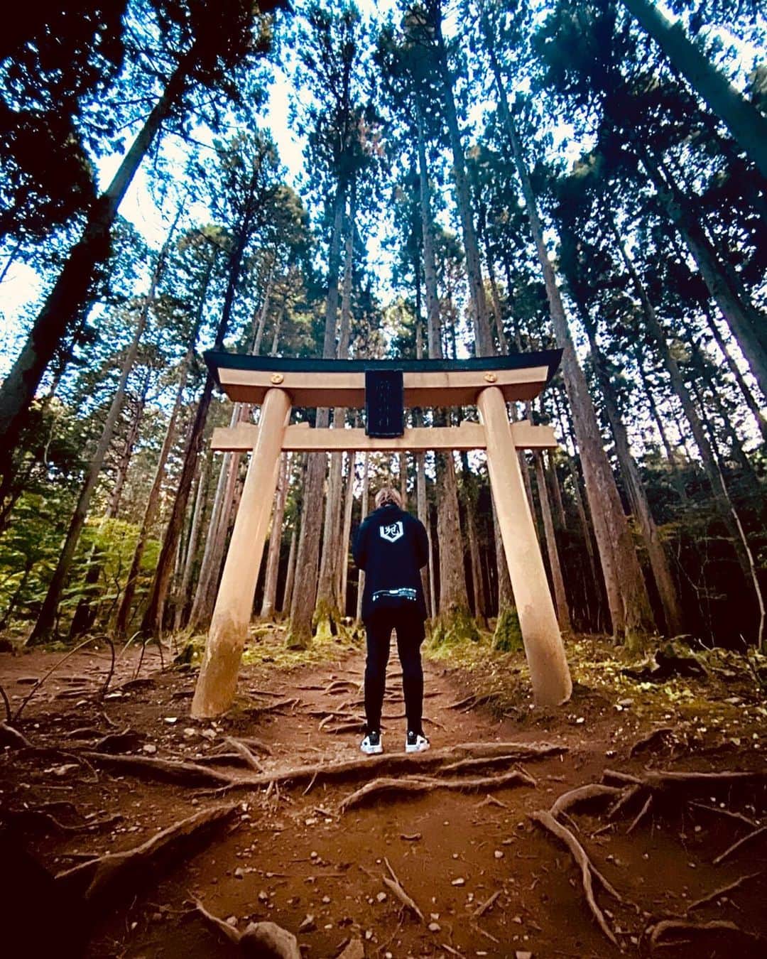 辻村勇太さんのインスタグラム写真 - (辻村勇太Instagram)「先日行った御岩神社の写真！！ とても地球を感じられた場所！！ お気に入りの場所がまた増えた！ 色んな経験もできて辻村また一つ大人になれた日でした！！ 大人の階段登る〜♪」11月20日 21時48分 - yuuta.tsujimura