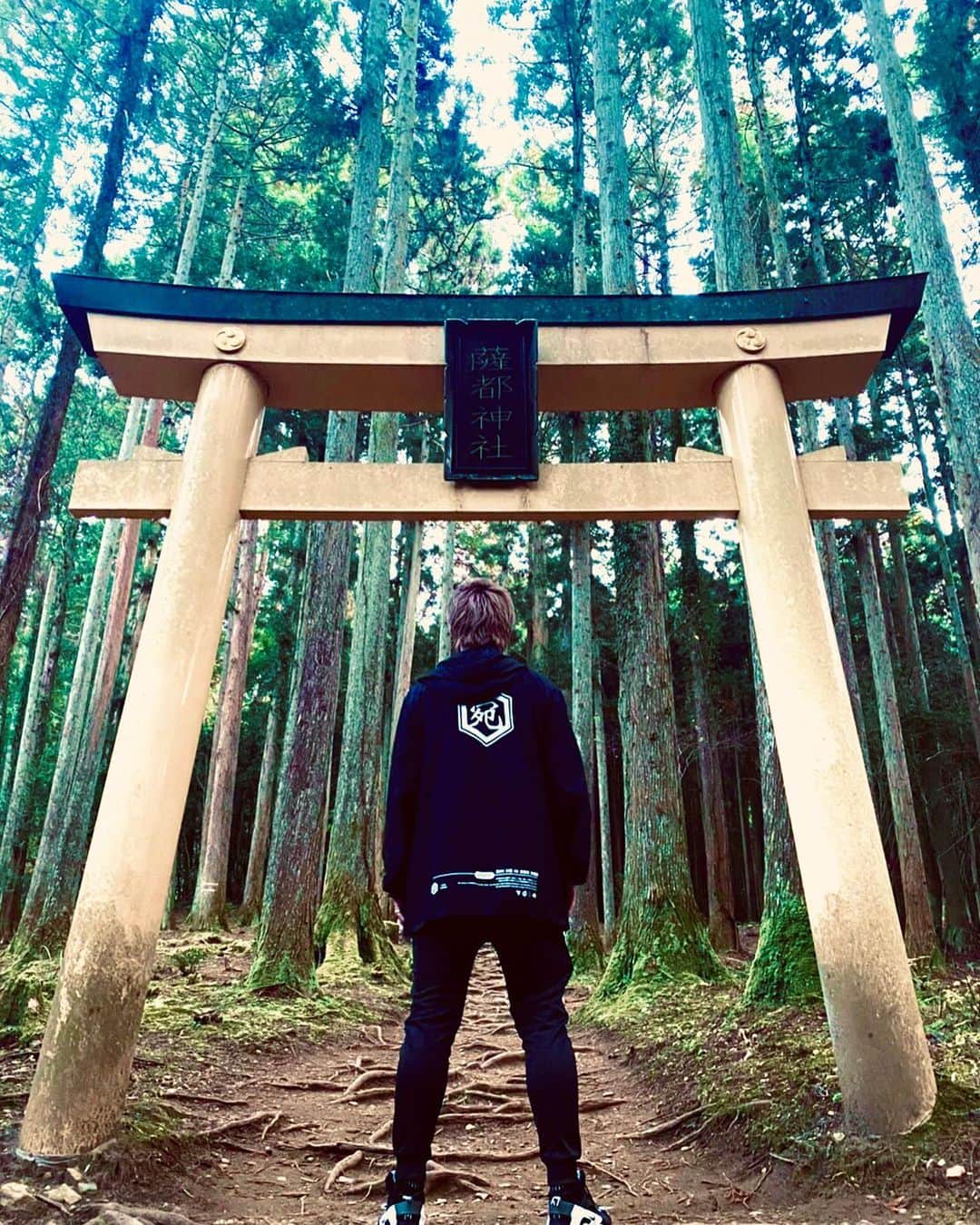 辻村勇太のインスタグラム：「先日行った御岩神社の写真！！ とても地球を感じられた場所！！ お気に入りの場所がまた増えた！ 色んな経験もできて辻村また一つ大人になれた日でした！！ 大人の階段登る〜♪」