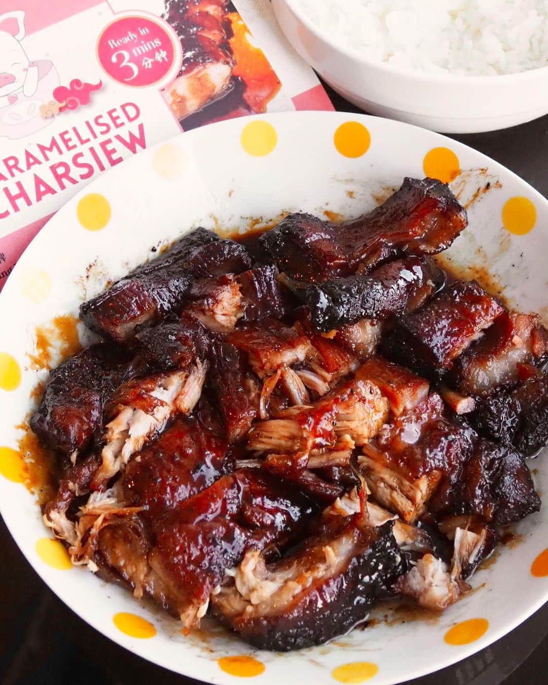 Li Tian の雑貨屋のインスタグラム：「Dinner made easier and tastier with @wangpai.sg Caramelized Charsiew which can be reheated and served in minute 😋 The sauce is pretty thick and sweet but goes superbly well with rice. This is definitely something worth stocking up at home for rainy days  • #dairycreamkitchen #singapore #japanese #igersjp #yummy #love #sgfood #foodporn #igsg  #instafood #gourmet #beautifulcuisines #bonappetit #feedfeed #homecook #sghomecooking #stayhomesg」