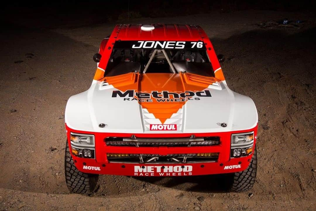 MOTUL Japanさんのインスタグラム写真 - (MOTUL JapanInstagram)「【Trophy TruckにもMotul!!!】 . BAJA1000やMINT400等、北米・中南米の砂漠地帯を舞台に開催されるラリー。 . このレースにはオフロードトラックやオフロードバイク、バギー、SxS等の様々な車両が出場しており、トップカテゴリーに出場する通称トロフィートラックにもMotul製品を愛用しているチームが多数います。 . ピックアップトラックにロングトラベルを入れたPre runner仕様でダートを走るのも楽しいですよね。 . 写真はJones MotorsportsのTrophy Truck!!! 搭載する1100hpのエンジンパワーを受け止めるのはもちろんMotul!! 懐かしいヘリテージカラーがメチャクチャカッコいい!! . @jonestt76  @ajjones.79  @motulusa  #motul #MotulJapan #PoweredByMotul #300v #trophytruck #trophytrucks #トロフィートラック #オフロードトラック #ピックアップトラック #ピックアップ #offroad #rally #offroadtruck #prerunner #pickuptruck #高性能オイル #エンジンオイル #クルマ好きと繋がりたい #オフロード好きな人と繋がりたい #モータースポーツ好きな人と繋がりたい #レース好きな人と繋がりたい #ピックアップトラック好きと繋がりたい #motul300v」11月20日 22時00分 - motuljapan