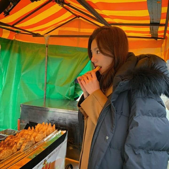 イ・チェヨンさんのインスタグラム写真 - (イ・チェヨンInstagram)「올해 첫 붕어빵🧡 넘나 맛있었어요..(일권선배님, 몰래 붕어빵 잡으시다가 유라한테 들키심ㅎ)」11月20日 21時53分 - chyoung15