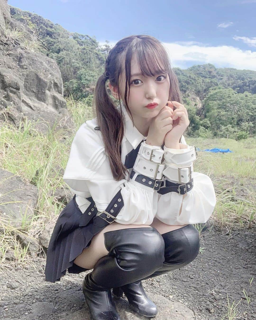 町田穂花のインスタグラム：「. . 衣装の投稿〜⚔️ . この日はとてつもなく暑かったな😶😶 . #アイドル #アイドル衣装 #ツインテール #ツインテール女子 #自撮り女子」