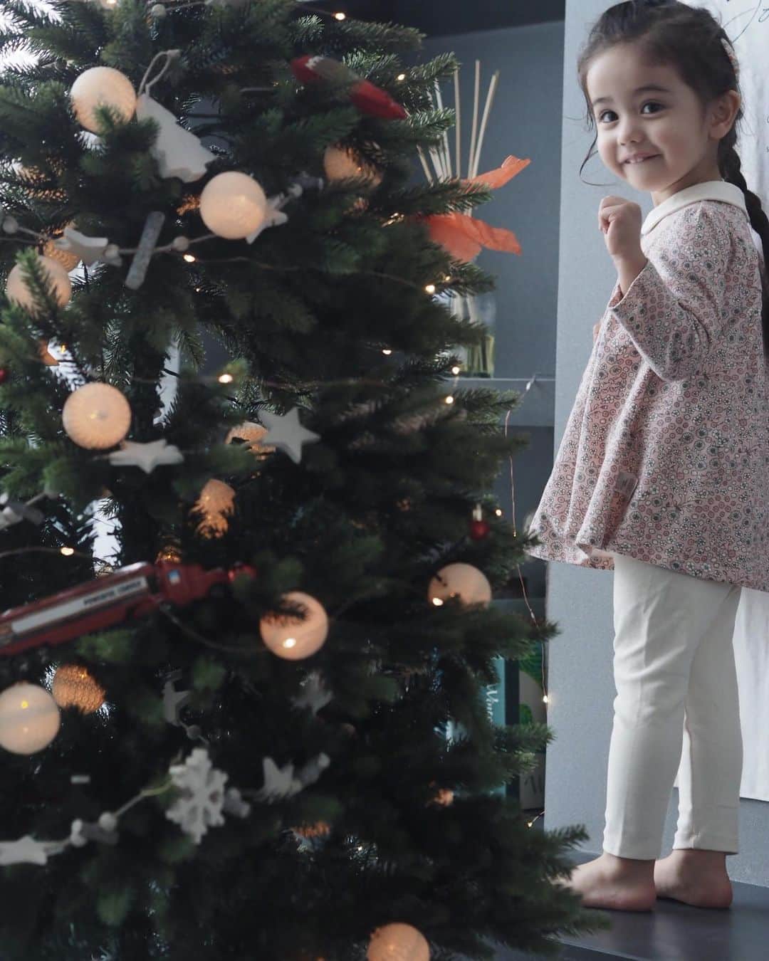 大橋菜央さんのインスタグラム写真 - (大橋菜央Instagram)「Mia decorates her Christmas tree everyday🎄﻿ ﻿ ﻿ ﻿ 毎日クリスマスツリーのデコレーションをしているMia﻿ ﻿ まさかこんなクリスマスツリーの楽しみ方があるとは知らなかった😂﻿ ﻿ ウッド×モノトーンの飾りがシンプルで綺麗だったツリーは徐々にカラフルになり﻿ 今ではコンボイトラックやロケットも飾られています🚚🚀﻿ ﻿ ﻿ setup @mini_____closet  ﻿ ﻿ ﻿ #33monthsold #2y9m #2歳9ヶ月 #たれ目 #たれ眉 #miababyliving #daveandbella #daveandbellakids」11月20日 21時54分 - naoliving