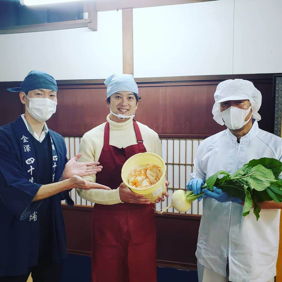 飯田嘉太さんのインスタグラム写真 - (飯田嘉太Instagram)「👍 今月の頭にかぶら寿し体験をさせて頂きました🥺 入社してから③年連続③回目✌️ ・ ・ 手際は年々良くなっている気がします✨笑 今年も会社の方々にもおすそ分けをして…😋 日本酒と合わせて最高でした🍶💓 ・ ・ 四十萬谷本舗さんありがとうございます😆 ・ ・ 明日から連休ですが感染対策を意識しながら 充実した日々をお過ごし下さい😄  #石川テレビ #石川さん #livenews #イット #四十萬谷本舗 #金沢 #冬の名物 #かぶら寿し #かぶら寿し道場 #日本酒 #相性最高 #アナウンサー #飯田嘉太 #来年も挑戦したい」11月20日 21時55分 - kabuto_iida