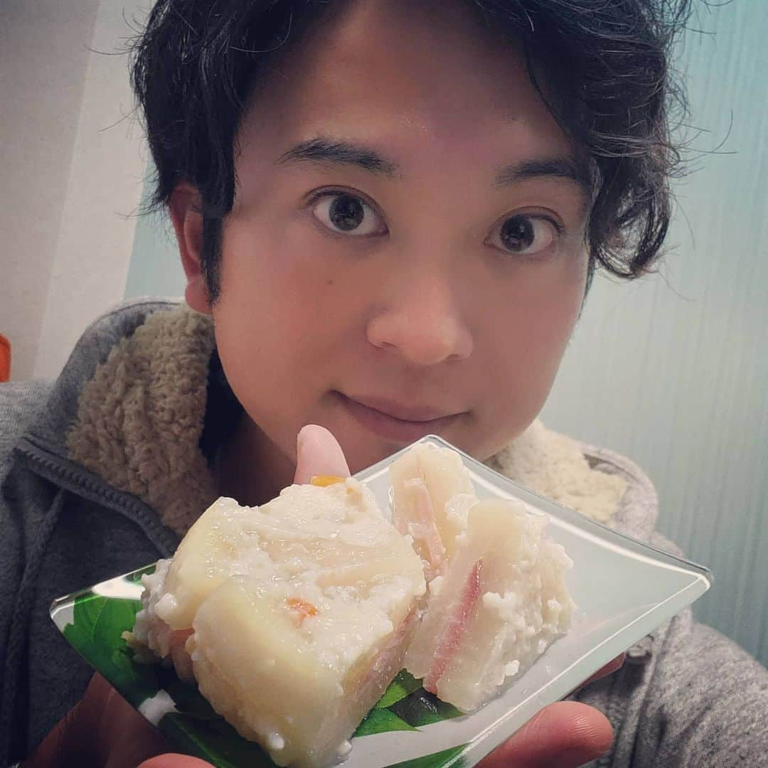 飯田嘉太さんのインスタグラム写真 - (飯田嘉太Instagram)「👍 今月の頭にかぶら寿し体験をさせて頂きました🥺 入社してから③年連続③回目✌️ ・ ・ 手際は年々良くなっている気がします✨笑 今年も会社の方々にもおすそ分けをして…😋 日本酒と合わせて最高でした🍶💓 ・ ・ 四十萬谷本舗さんありがとうございます😆 ・ ・ 明日から連休ですが感染対策を意識しながら 充実した日々をお過ごし下さい😄  #石川テレビ #石川さん #livenews #イット #四十萬谷本舗 #金沢 #冬の名物 #かぶら寿し #かぶら寿し道場 #日本酒 #相性最高 #アナウンサー #飯田嘉太 #来年も挑戦したい」11月20日 21時55分 - kabuto_iida