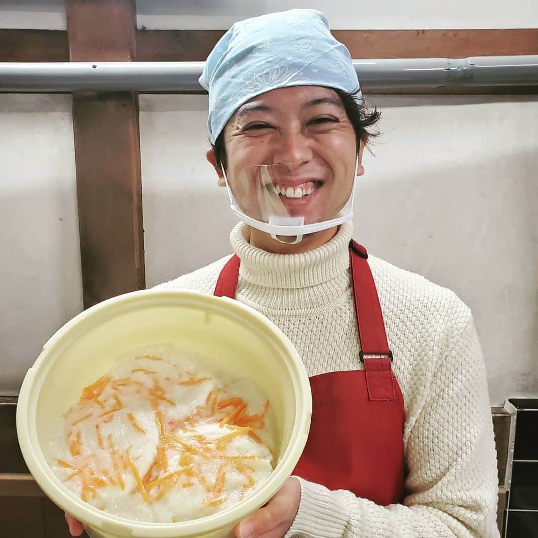 飯田嘉太のインスタグラム：「👍 今月の頭にかぶら寿し体験をさせて頂きました🥺 入社してから③年連続③回目✌️ ・ ・ 手際は年々良くなっている気がします✨笑 今年も会社の方々にもおすそ分けをして…😋 日本酒と合わせて最高でした🍶💓 ・ ・ 四十萬谷本舗さんありがとうございます😆 ・ ・ 明日から連休ですが感染対策を意識しながら 充実した日々をお過ごし下さい😄  #石川テレビ #石川さん #livenews #イット #四十萬谷本舗 #金沢 #冬の名物 #かぶら寿し #かぶら寿し道場 #日本酒 #相性最高 #アナウンサー #飯田嘉太 #来年も挑戦したい」