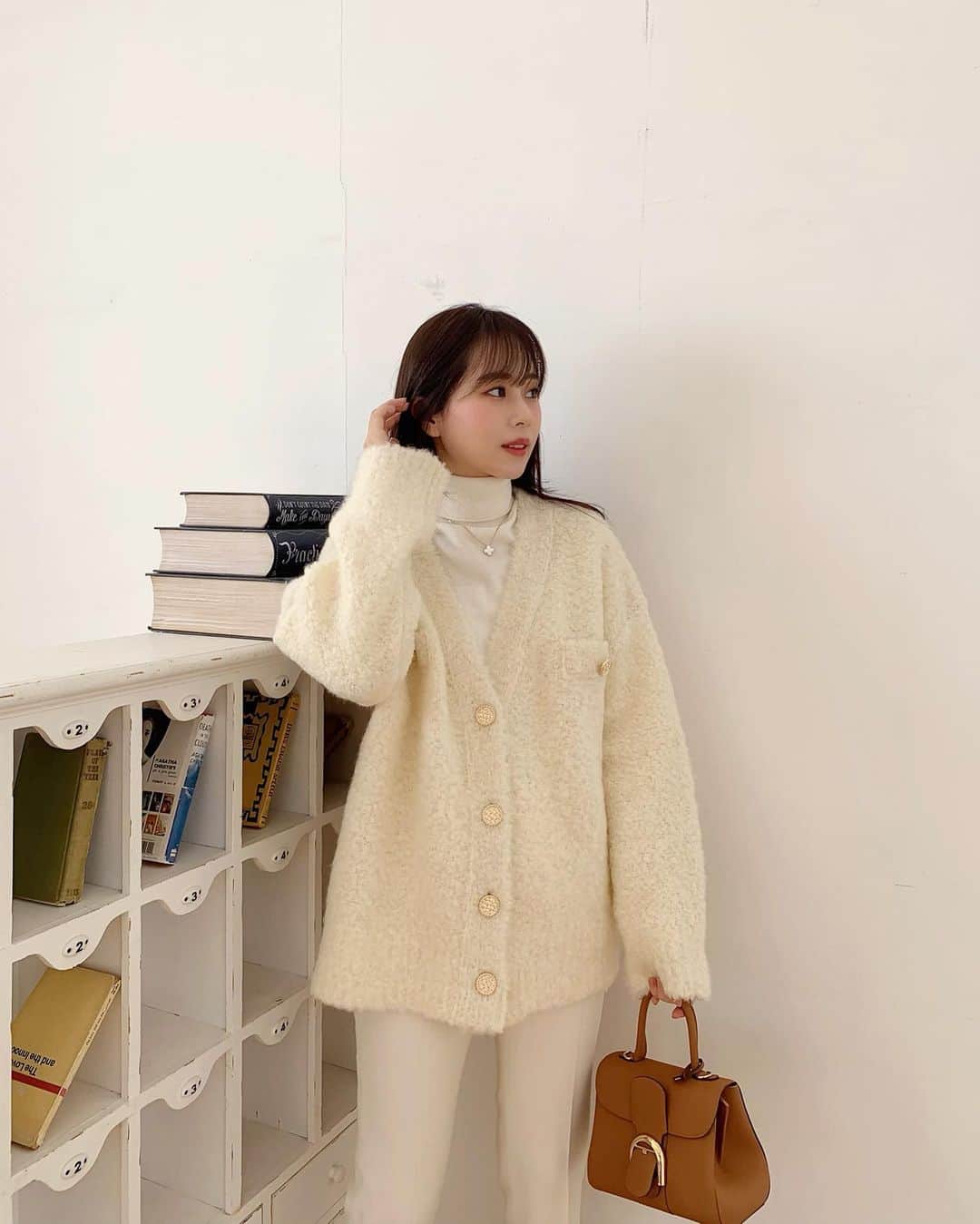 ハンナミのインスタグラム：「️. バタバタだった この1週間 ❄️ また ゆっくりQ&A お返事していきます ♡  そして本日21:00-新作販売startしました :) ゆっくり見に来てくださいね.🤎  cardigan, knit @eneu.official  pants @unitedarrows_official bag @delvaux」