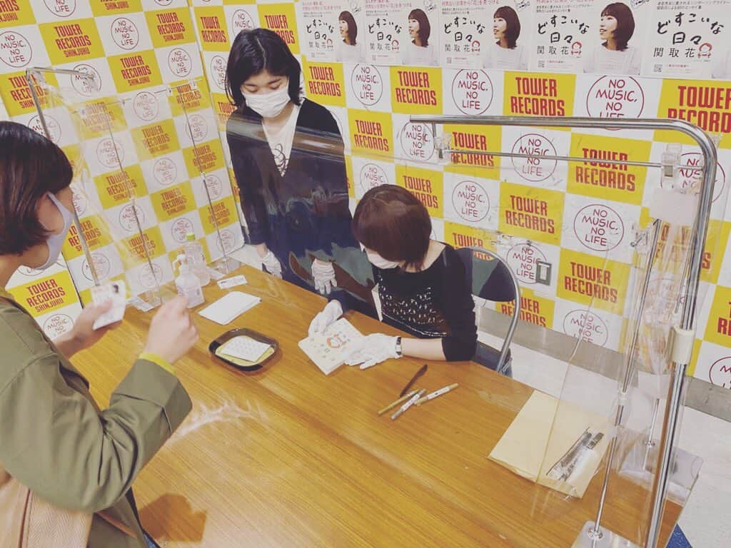 関取花のインスタグラム：「タワーレコード新宿店さんでサイン会でした📚✍️ ライブがなかなかできない中久々にみんなに会えて、本当に本当に元気でた。 私の本を手に取ってくれてありがとう、こんな時なのに元気な顔を見せてくれてありがとう。どすこいな日々 も、みんなに何か癒しやパワーを少しでもあげられていますように。  #どすこいな日々」