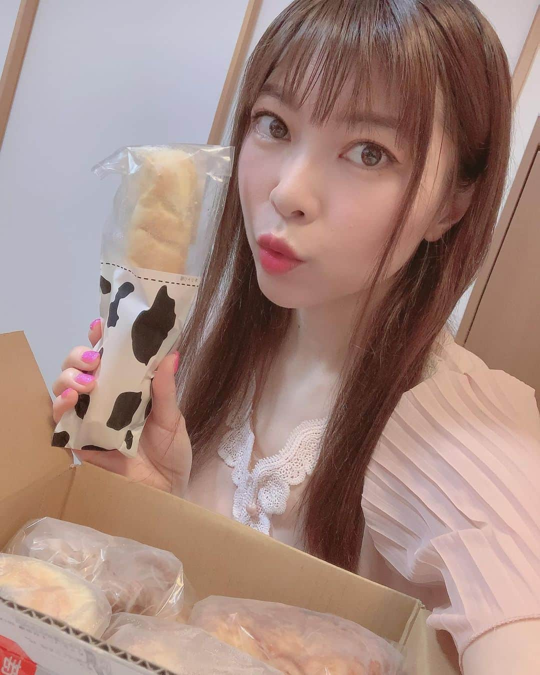 DJ MIYAさんのインスタグラム写真 - (DJ MIYAInstagram)「みんなーぁぁ❤️🍓❤️こんばんにゃー❤️ みんなは、パン🍞🥪🥖🥐好きーぃ？  MIYA大好きなのーぉぉ❤️ 毎日、必ずパン食べないといられないタイプ笑  お得なおまかせパンセット！夢造りパン工房さんから15個のパンの詰め合わせを送っていただきましたーぁぁぁ❤️  毎日いま食べています♪🌈  @ecostapan  調理パンの、とろとろカレードーナツや餃子ドッグ？もめっちゃ美味しーい！！！(^ ^)❤️  フランス系もあり、あんぱんなどの食卓系、ブリーベリータルトも、しっとりとしたデニッシュ生地でどれも、すごく美味しーい！❤️  素敵なbreadを、どうもありがとうございますっっ💞✨  冷凍で届くから、checkしてみてね❤️  #ecostapan #お取り寄せパン #エコスタパン #フードロス削減 #pr #トリドリベース #パン好き #グルメインフルエンサー #グルメ女子　#食レポ #食リポ #今日のコーデ #お取り寄せグルメ #お取り寄せ #グルメブロガー #旅インフルエンサー #旅インスタグラマー #ファッション好き #カフェ好き #ファッショニスタ #今日のメイク #食べるの好き #フィットネス女子 #グルメ #ブロガー #インスタグラマー #インフルエンサー #調理パン #ベーカリー」11月20日 21時56分 - dj_miya