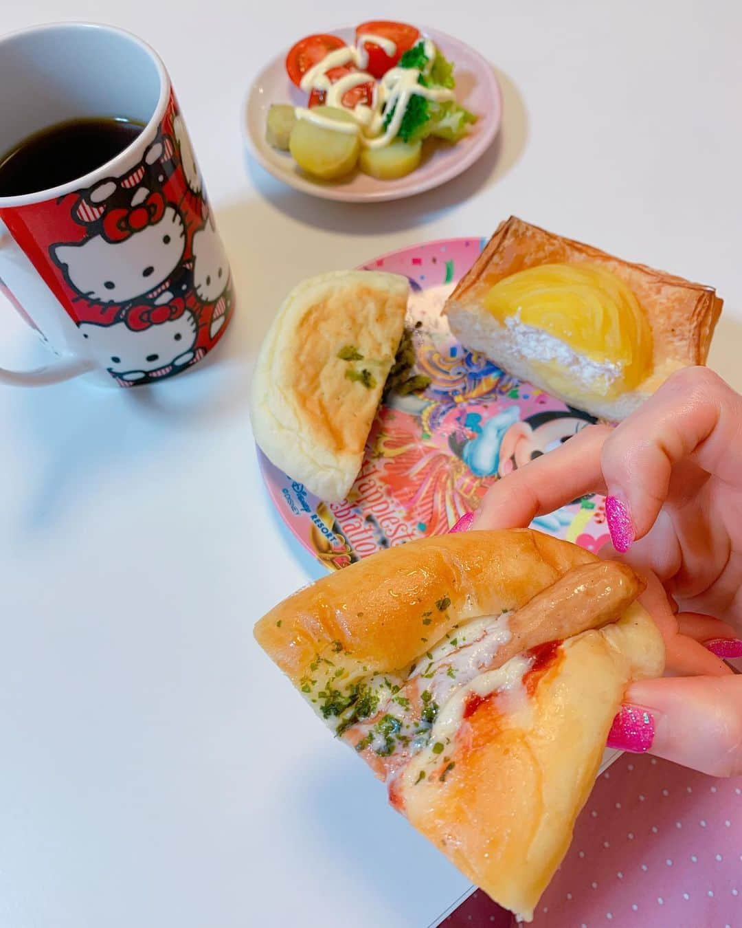 DJ MIYAさんのインスタグラム写真 - (DJ MIYAInstagram)「みんなーぁぁ❤️🍓❤️こんばんにゃー❤️ みんなは、パン🍞🥪🥖🥐好きーぃ？  MIYA大好きなのーぉぉ❤️ 毎日、必ずパン食べないといられないタイプ笑  お得なおまかせパンセット！夢造りパン工房さんから15個のパンの詰め合わせを送っていただきましたーぁぁぁ❤️  毎日いま食べています♪🌈  @ecostapan  調理パンの、とろとろカレードーナツや餃子ドッグ？もめっちゃ美味しーい！！！(^ ^)❤️  フランス系もあり、あんぱんなどの食卓系、ブリーベリータルトも、しっとりとしたデニッシュ生地でどれも、すごく美味しーい！❤️  素敵なbreadを、どうもありがとうございますっっ💞✨  冷凍で届くから、checkしてみてね❤️  #ecostapan #お取り寄せパン #エコスタパン #フードロス削減 #pr #トリドリベース #パン好き #グルメインフルエンサー #グルメ女子　#食レポ #食リポ #今日のコーデ #お取り寄せグルメ #お取り寄せ #グルメブロガー #旅インフルエンサー #旅インスタグラマー #ファッション好き #カフェ好き #ファッショニスタ #今日のメイク #食べるの好き #フィットネス女子 #グルメ #ブロガー #インスタグラマー #インフルエンサー #調理パン #ベーカリー」11月20日 21時56分 - dj_miya