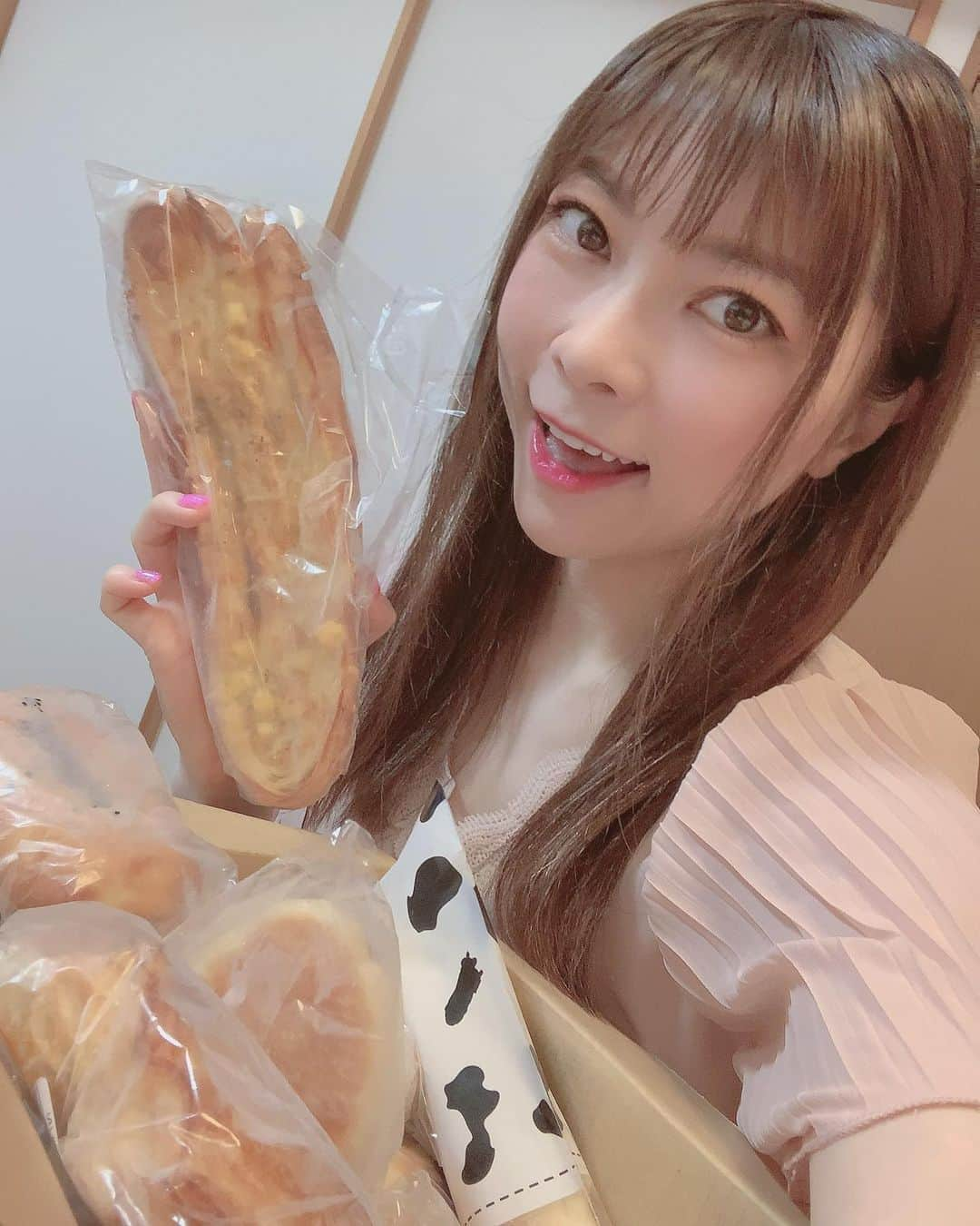 DJ MIYAさんのインスタグラム写真 - (DJ MIYAInstagram)「みんなーぁぁ❤️🍓❤️こんばんにゃー❤️ みんなは、パン🍞🥪🥖🥐好きーぃ？  MIYA大好きなのーぉぉ❤️ 毎日、必ずパン食べないといられないタイプ笑  お得なおまかせパンセット！夢造りパン工房さんから15個のパンの詰め合わせを送っていただきましたーぁぁぁ❤️  毎日いま食べています♪🌈  @ecostapan  調理パンの、とろとろカレードーナツや餃子ドッグ？もめっちゃ美味しーい！！！(^ ^)❤️  フランス系もあり、あんぱんなどの食卓系、ブリーベリータルトも、しっとりとしたデニッシュ生地でどれも、すごく美味しーい！❤️  素敵なbreadを、どうもありがとうございますっっ💞✨  冷凍で届くから、checkしてみてね❤️  #ecostapan #お取り寄せパン #エコスタパン #フードロス削減 #pr #トリドリベース #パン好き #グルメインフルエンサー #グルメ女子　#食レポ #食リポ #今日のコーデ #お取り寄せグルメ #お取り寄せ #グルメブロガー #旅インフルエンサー #旅インスタグラマー #ファッション好き #カフェ好き #ファッショニスタ #今日のメイク #食べるの好き #フィットネス女子 #グルメ #ブロガー #インスタグラマー #インフルエンサー #調理パン #ベーカリー」11月20日 21時56分 - dj_miya