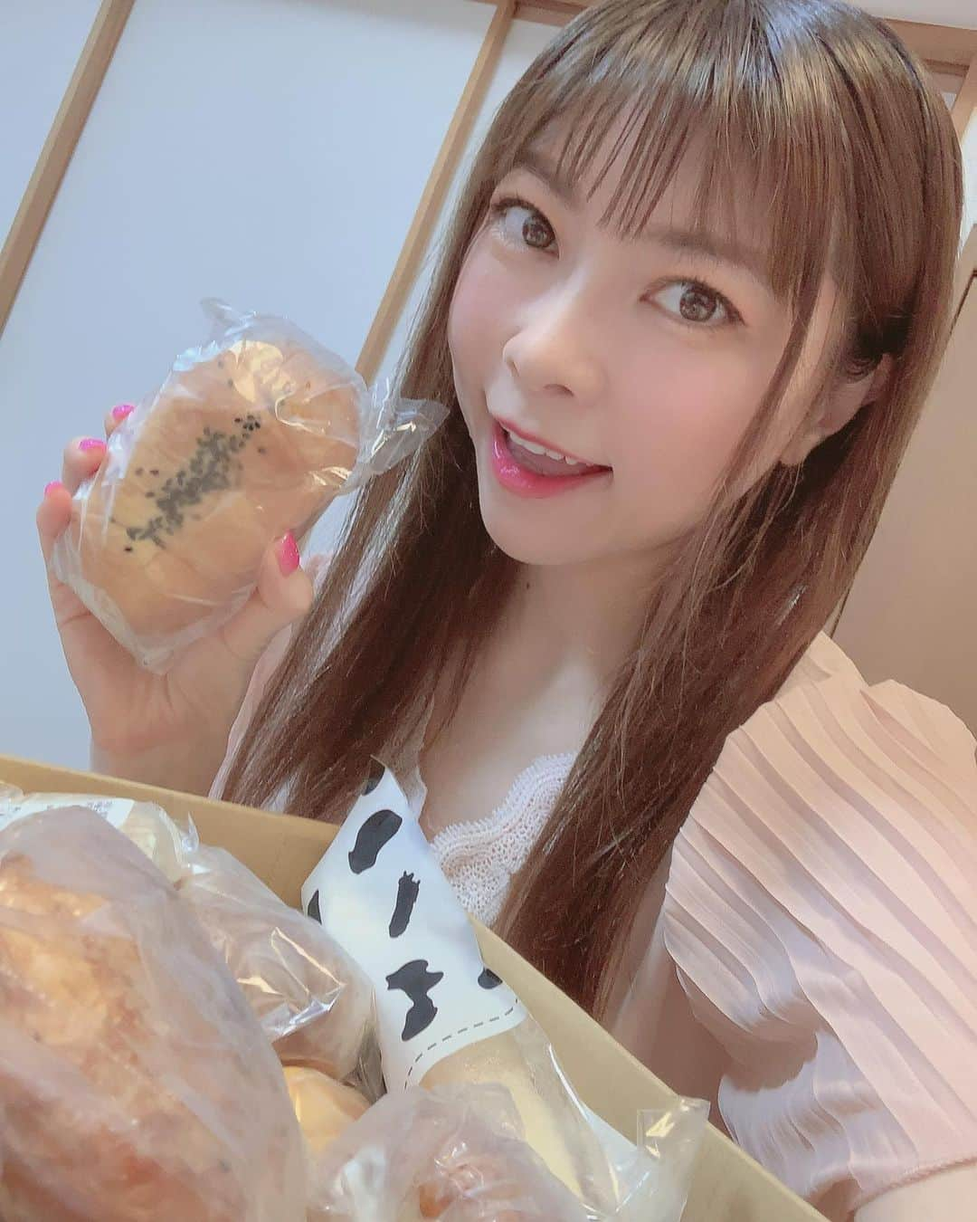 DJ MIYAさんのインスタグラム写真 - (DJ MIYAInstagram)「みんなーぁぁ❤️🍓❤️こんばんにゃー❤️ みんなは、パン🍞🥪🥖🥐好きーぃ？  MIYA大好きなのーぉぉ❤️ 毎日、必ずパン食べないといられないタイプ笑  お得なおまかせパンセット！夢造りパン工房さんから15個のパンの詰め合わせを送っていただきましたーぁぁぁ❤️  毎日いま食べています♪🌈  @ecostapan  調理パンの、とろとろカレードーナツや餃子ドッグ？もめっちゃ美味しーい！！！(^ ^)❤️  フランス系もあり、あんぱんなどの食卓系、ブリーベリータルトも、しっとりとしたデニッシュ生地でどれも、すごく美味しーい！❤️  素敵なbreadを、どうもありがとうございますっっ💞✨  冷凍で届くから、checkしてみてね❤️  #ecostapan #お取り寄せパン #エコスタパン #フードロス削減 #pr #トリドリベース #パン好き #グルメインフルエンサー #グルメ女子　#食レポ #食リポ #今日のコーデ #お取り寄せグルメ #お取り寄せ #グルメブロガー #旅インフルエンサー #旅インスタグラマー #ファッション好き #カフェ好き #ファッショニスタ #今日のメイク #食べるの好き #フィットネス女子 #グルメ #ブロガー #インスタグラマー #インフルエンサー #調理パン #ベーカリー」11月20日 21時56分 - dj_miya