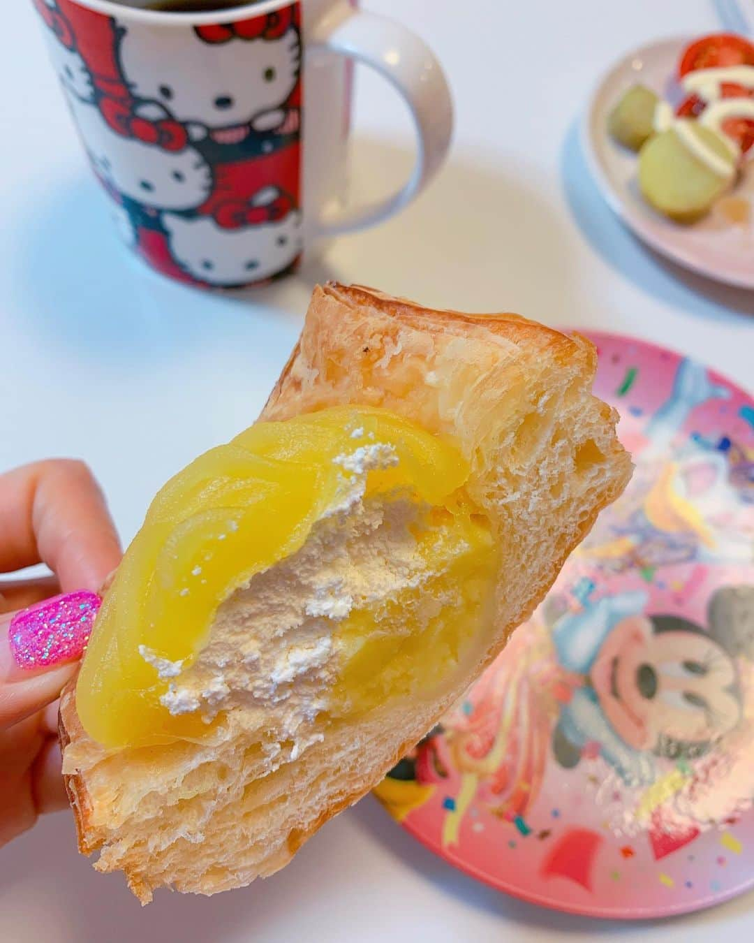 DJ MIYAさんのインスタグラム写真 - (DJ MIYAInstagram)「みんなーぁぁ❤️🍓❤️こんばんにゃー❤️ みんなは、パン🍞🥪🥖🥐好きーぃ？  MIYA大好きなのーぉぉ❤️ 毎日、必ずパン食べないといられないタイプ笑  お得なおまかせパンセット！夢造りパン工房さんから15個のパンの詰め合わせを送っていただきましたーぁぁぁ❤️  毎日いま食べています♪🌈  @ecostapan  調理パンの、とろとろカレードーナツや餃子ドッグ？もめっちゃ美味しーい！！！(^ ^)❤️  フランス系もあり、あんぱんなどの食卓系、ブリーベリータルトも、しっとりとしたデニッシュ生地でどれも、すごく美味しーい！❤️  素敵なbreadを、どうもありがとうございますっっ💞✨  冷凍で届くから、checkしてみてね❤️  #ecostapan #お取り寄せパン #エコスタパン #フードロス削減 #pr #トリドリベース #パン好き #グルメインフルエンサー #グルメ女子　#食レポ #食リポ #今日のコーデ #お取り寄せグルメ #お取り寄せ #グルメブロガー #旅インフルエンサー #旅インスタグラマー #ファッション好き #カフェ好き #ファッショニスタ #今日のメイク #食べるの好き #フィットネス女子 #グルメ #ブロガー #インスタグラマー #インフルエンサー #調理パン #ベーカリー」11月20日 21時56分 - dj_miya