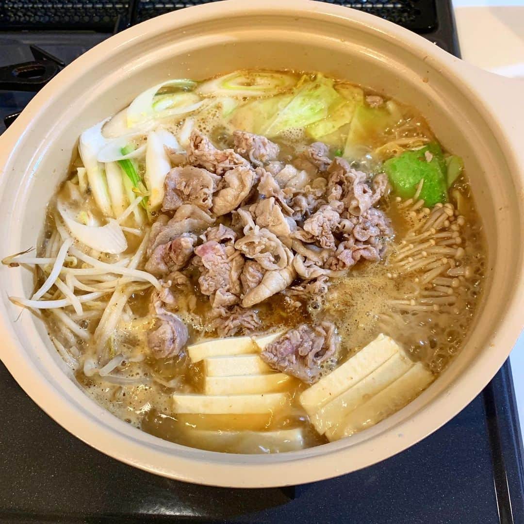 シュネルのインスタグラム：「『簡単豚味噌なべ』﻿ ﻿ ﻿ ■材料﻿ 豚肉しゃぶしゃぶ用250g﻿ キャベツ1/4﻿ もやし30g﻿ えのき30g﻿ 長ネギ１本﻿ 木綿豆腐1/2﻿ ニンニク2欠片﻿ ﻿ ﻿ ﻿ ①スープ﻿ 水700cc﻿ みそ大さじ3﻿ 酒大さじ1﻿ みりん大さじ1﻿ 鶏ガラ大さじ3﻿ コチュジャン大さじ1﻿ 醤油小さじ1﻿ ﻿ ﻿ 1.ニンニクをスライスして鍋にごま油を大さじ３入れて豚肉を色が変わるまで焼いたら一旦取り出す﻿ ﻿ 2.お肉をとった鍋に①を入れて食べやすい大きさに切った野菜を入れて煮込む﻿ ﻿ 3.ある程度煮込まれたら別皿に移したお肉を入れて軽く煮込んだら完成﻿ ﻿ ﻿ ※スープが結構残るので次の日は雑炊かうどんにして食べてください  #food #料理 #おうちごはん #レシピ #鍋 #シュネルキッチン」