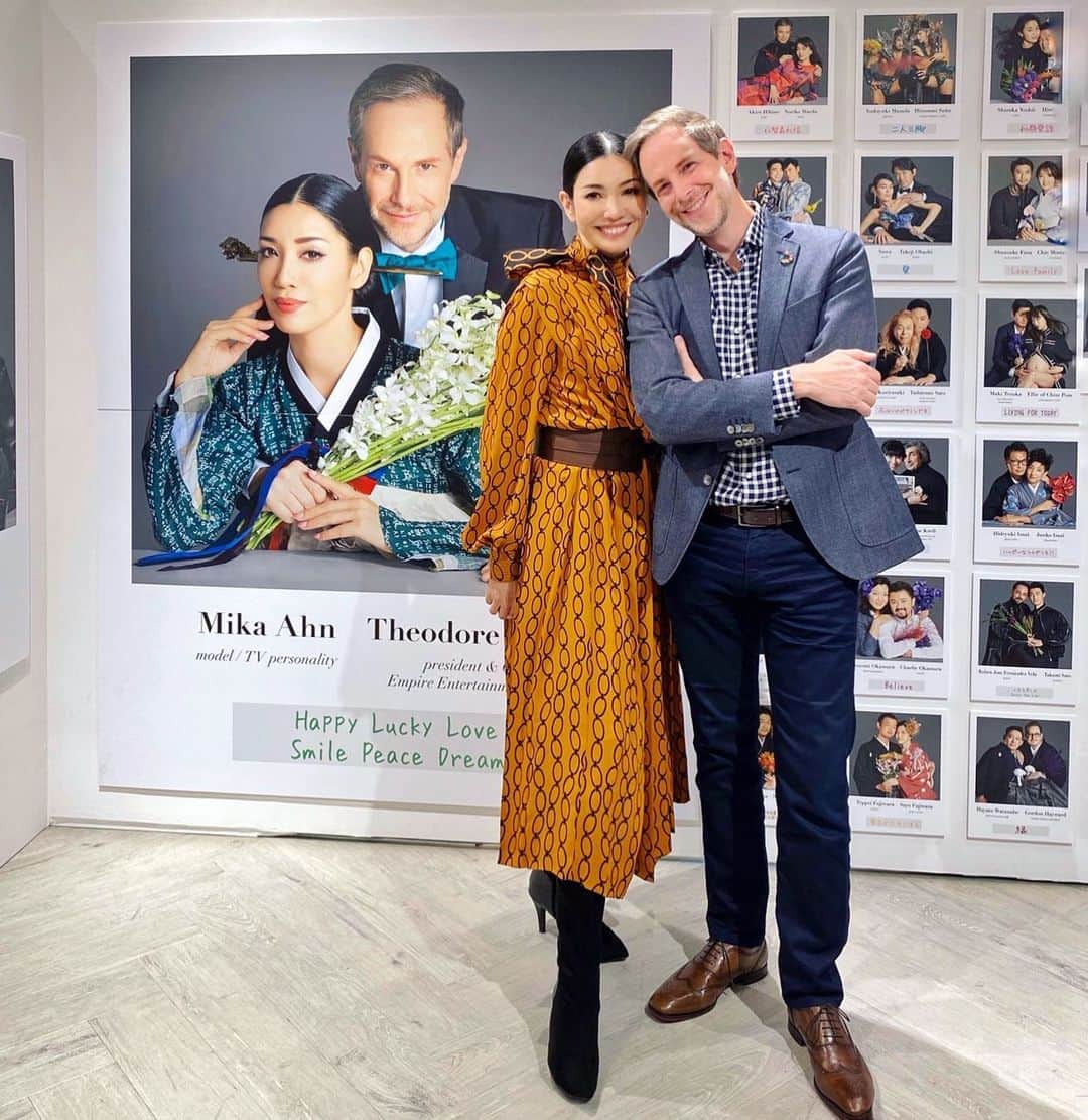 のインスタグラム：「写真家LESLIE KEEの「命の大切さ、生きる美しさ」を伝える写真展 「We Are The Love PHOTO EXHIBITION by LESLIE KEE」が、  本日11⽉20⽇（金）〜2020年12⽉6⽇（⽇） 渋⾕マルイ６F イベントスペースにて開催されます✨  人種、性別、国籍すべてを乗り越えた、愛に満ち溢れたプロジェクト「We Are the Love 〜いいふうふの愛の力で世界を変える〜」の一企画として開催される写真展は  Children、Nature、Couple Love、Super Loveの４つのブロックに分かれ、これまで撮影した写真を展示する他、未発表の写真や本展示のために撮り下ろした写真が約150点展示✨  Joshua Vincent Ogg＆Leslie Kee夫妻をはじめ、 真矢ミキ＆西島数博、LiLiCo＆小田井涼平、ジョン・カビラ夫妻　哀川翔夫妻、そしてわたしたち夫婦も参加させて頂きましたよ☺️  是非愛と平和に溢れた空間に🕊、是非どなたでも500円で入場できますので、足を運んでみてくださいね❣️ いろんな愛の形に囲まれ、すごく幸せな気持ちになりますよ❤️  #リリコちゃんと大黒摩季さんとレスリーとジョシュアと旦那様と❣️ #大黒摩季さんは明るくてパワフルで今回も愛に満ち溢れた歌WearetheLOVEを作ってくれましたよ♫ @lesliekeesuper @joshualeslieoggkee @theodoremillertokyo」