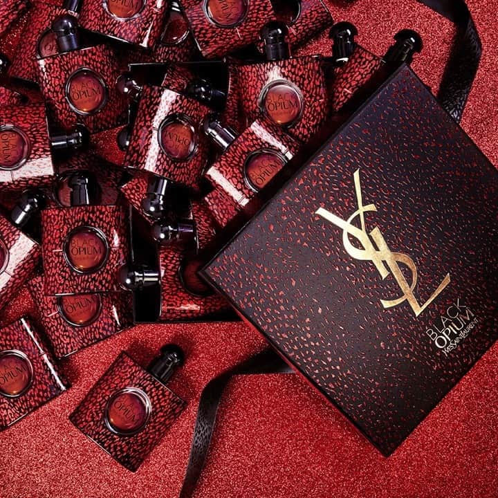 Yves Saint Laurent Beautyさんのインスタグラム写真 - (Yves Saint Laurent BeautyInstagram)「Forget chocolates, gift an oriental gourmand. Overdose on addictive black coffee, for a surge of pure energy, and intoxicating white floral scent of jasmine and sambac. BLACK OPIUM EAU DE PARFUM COLLECTORS EDITION #yslbeauty #blackopium #christmascollection」11月20日 21時59分 - yslbeauty