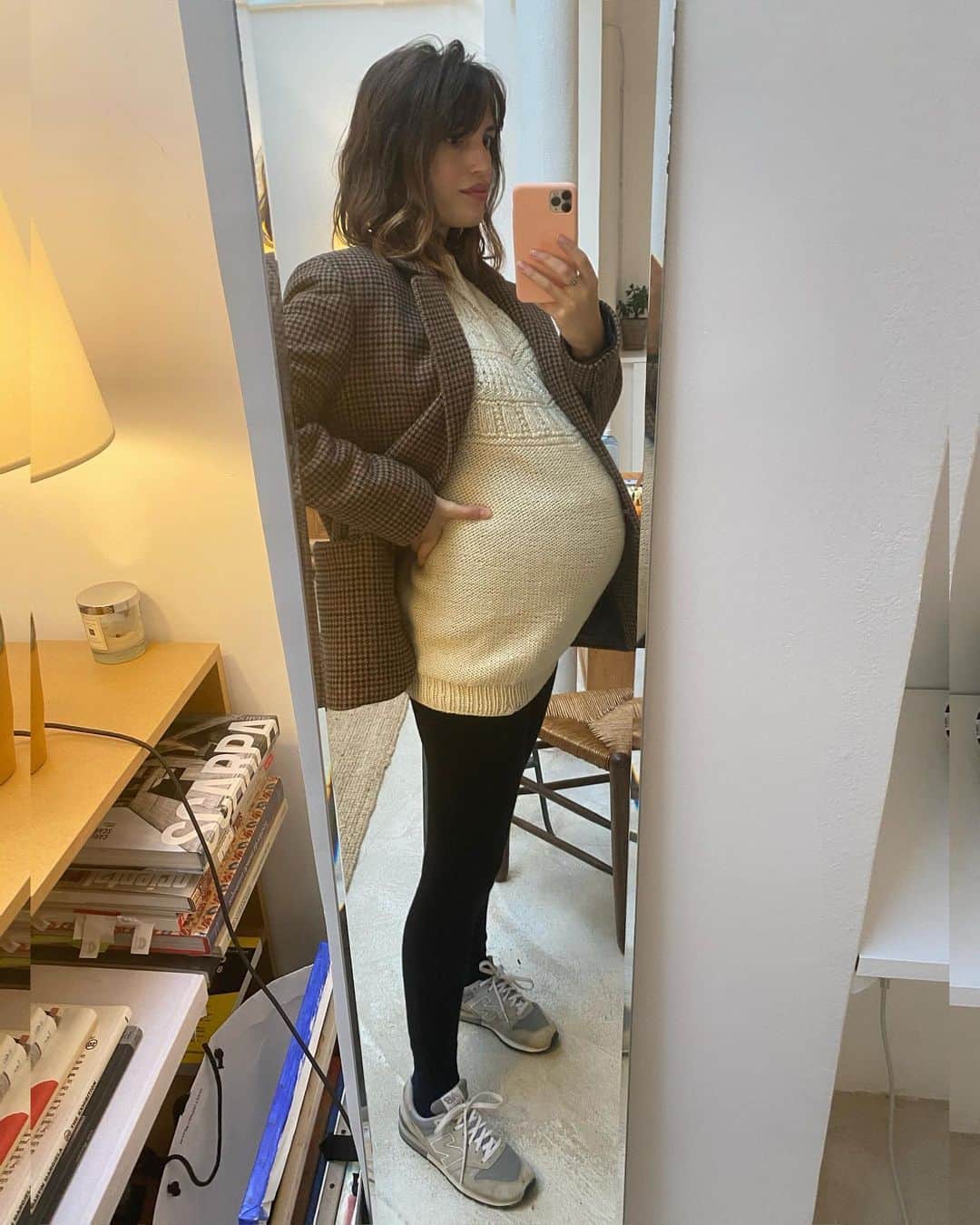 Jeanneのインスタグラム：「8 month ✔️ +12kilos ✔️ Back pain ✔️ Greasy hair ✔️ 👟 New best friends ✔️ Compression stockings ✔️ And many more ✔️✔️✔️ That’s just the beginning right? 🤗   My thoughts go to women in these strange times, those who give birth, those who help giving birth and to all the other strong women out there... ✊🏼✊🏼✊🏼」