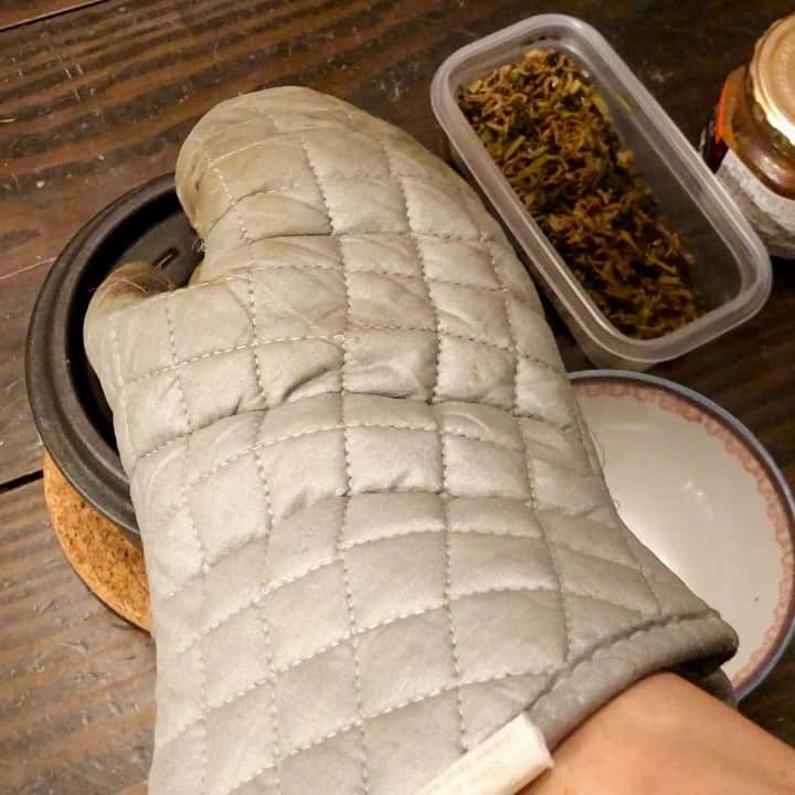 池田有希子のインスタグラム：「#ご飯の炊き方　  炊飯器が壊れたのがきっかけで色んな炊き方を試してみてたのですが、どうやら今のところのベストが出ました。お米1〜1.5合をストウブのココット鍋でコンロの1番ちっこい口で沸騰してから最弱火で10分。火止めて蒸らし大体5〜10分。炊くまでのお米の扱いは土井善晴先生の洗い米方式で。雑穀も入れ〼。  この量で大体うちの2人の2食分。すぐ食べない分はわっぱのお弁当箱をおひつ代わりにして保存。美味しい冷やご飯が食べたくてわざとこのやり方にしてるかも。そのくらいおひつの冷やご飯って美味しい。電鍋でも炊けるけど私はほぼ必ず同時調理をするので熱量が安定せず不向きだなと。コトコト炊くお粥さんなら同時調理でも充分ありかも。  #howtocookrice #staub」