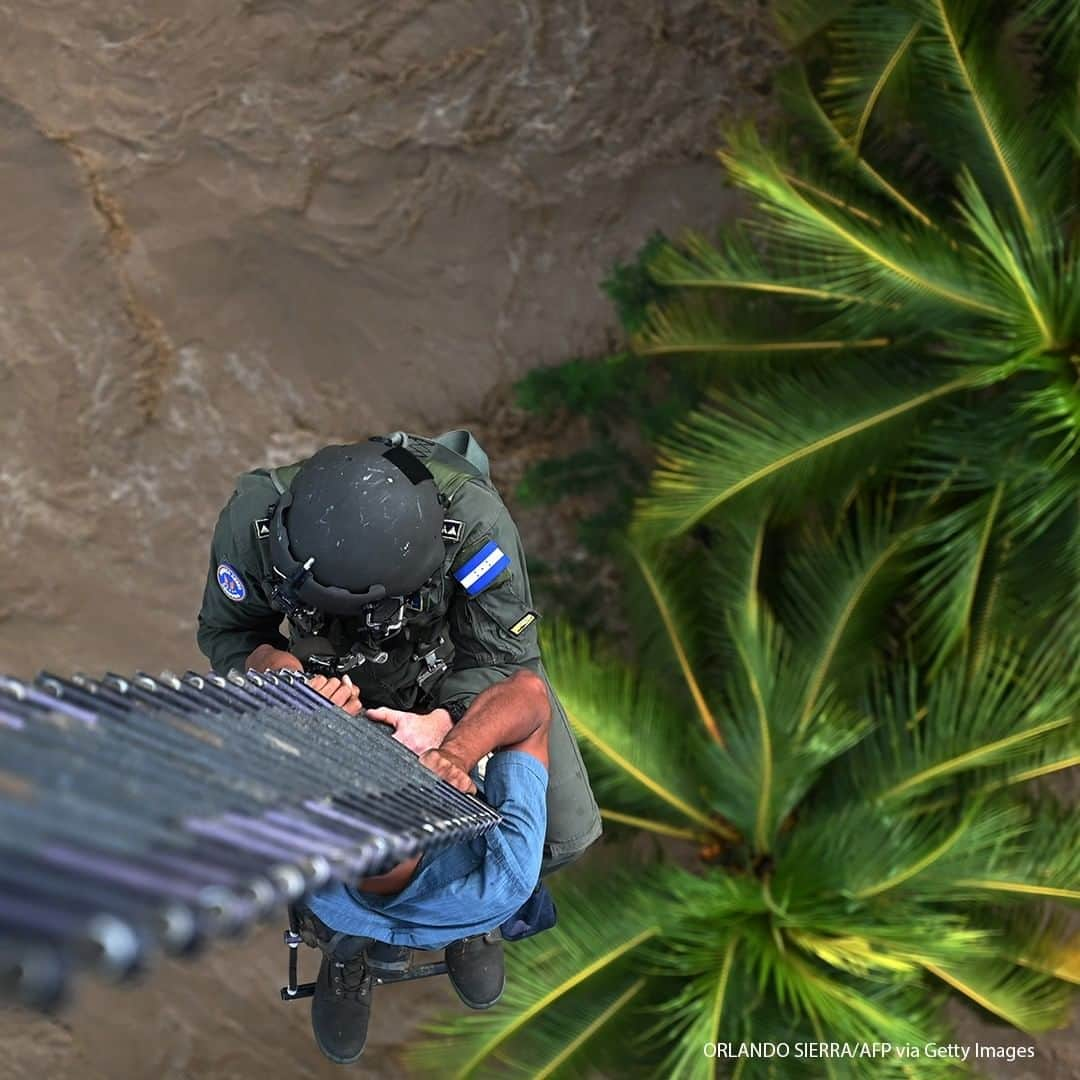 ABC Newsさんのインスタグラム写真 - (ABC NewsInstagram)「A member of the Honduran Air Force hangs from a ladder from a helicopter as he rescues a man following the overflowing of the Chamelecon river after the passage of Hurricane Iota, in the municipality of Choloma, department of Cortes, Honduras, on November 19, 2020. Iota's death toll rose to 38 on Wednesday after the year's biggest Atlantic storm unleashed mudslides, tore apart buildings and left thousands homeless across Central America, revisiting areas devastated by another hurricane just two weeks ago. #honduras #hurricanes #iota #floods #rescue」11月20日 22時00分 - abcnews