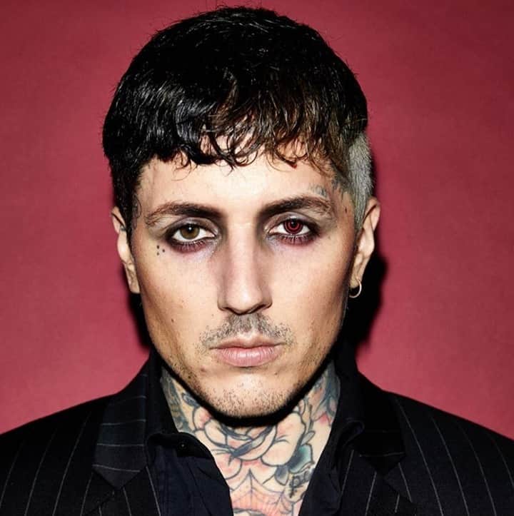 のインスタグラム：「For the last 16 years, @bringmethehorizon's @olobersykes has been sonically pushing the boundaries of metalcore and demolishing genres as a whole. Oli Sykes has never been one to be afraid of testing his creative capabilities. Happy Birthday, Oli⁠ 📷: @zoemcconnell⁠ .⁠ .⁠ .⁠ #olisykes #oliversykes #bringmethehorizon #bmth #altpress #alternativepress」
