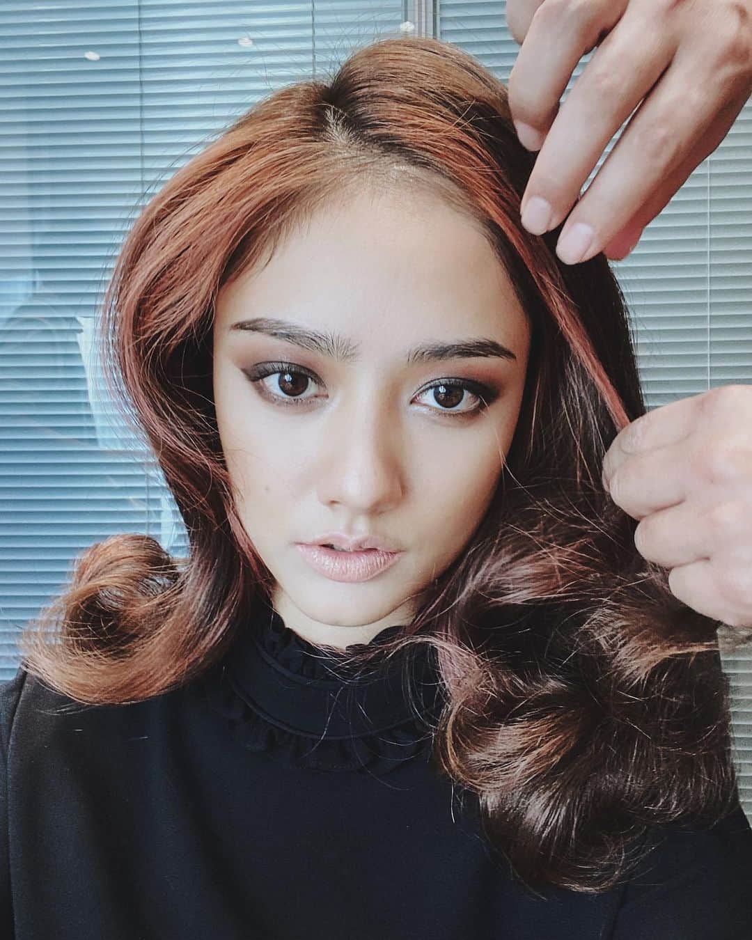 のインスタグラム：「Shooting 🖤🖤  秋冬のメイク楽しい😍 いつも素敵なヘアメイクしてもらってます🥰♥️ 今日も一日お疲れ様でした❤️」