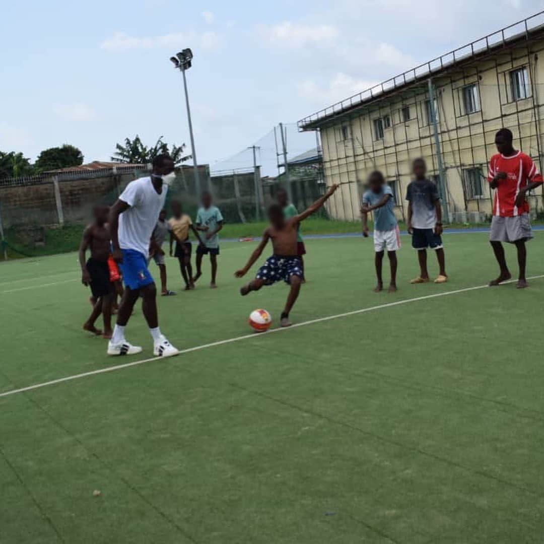 ペドロ・オビアングさんのインスタグラム写真 - (ペドロ・オビアングInstagram)「The beautiful game.  It’s about so much more than a sport - bringing people together from all over the world.   Sometimes we feel angry, sadness and pain.  But most importantly, when we step on the pitch all our troubles go away.  Today is my turn, tomorrow can be yours.  Keep dreaming 💭  #nzalang #guineanosporelmundo #feguit #tvge#errea #futbol @actualidad_guinea_mundo welcome_to_eg _ @nzalang_nacional nzalang.nacional @ecua_tv.urban @ecua_motivacion.eg @ecua_entertainment @actualidad_guinea_mundo @welcome_to_eg_」11月20日 22時04分 - pedrombaobiang