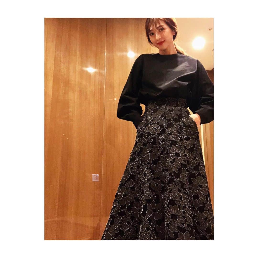 西山真以のインスタグラム：「* お花部分がデニム生地でカジュアルダウンされた甘辛なレーススカートでブラックコーデ🖤  blouse  @hyke_official  skirt @the_virgnia」