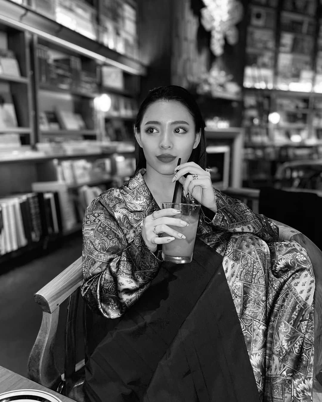 飯田りほさんのインスタグラム写真 - (飯田りほInstagram)「. 割と常連💭 しかしiPhone12proのポートレート神🥱 . . . #bookcafe  #wiredcafe  #wiredtokyo1999  #shibuyacafe  #portraitcamera #monotone  #monokuro」11月20日 22時04分 - rrri_ho