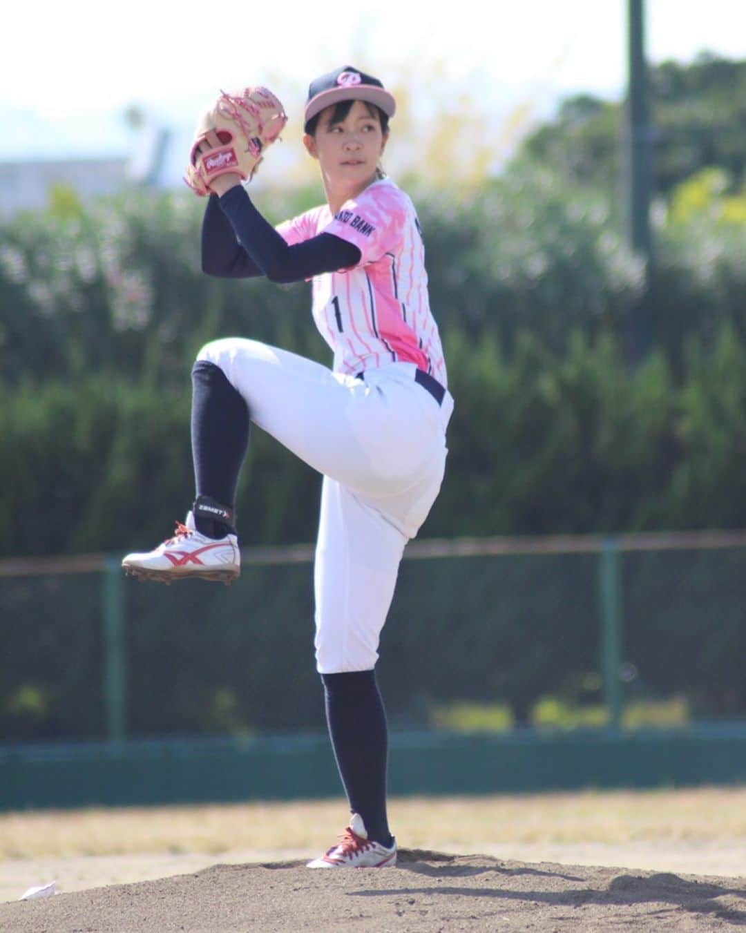 上杉あずさのインスタグラム：「. #福岡ハードバンクポークス  @hardbankporks  もうすぐ発足1周年記念日。 もうすぐとは言ったけど、何日が記念日なのかは分かりません。曖昧ですw 11月何日かに数人で初練習をして、11/23に初めての練習試合をして、12/8に初めての主催大会(ポークスカップ)をして、、、ドドドドドと月日が経ちました。選手としてもアラサーになってから本気で挑戦して、監督としてはさほど機能してないけどチームを1から作るって、思っていた以上に簡単ではない道のりでした。まだ軌道に乗ったとも言えず、これからなんですけど、熱を失わずにみんなで手を取り合って、楽しく野球が出来たらいいな⚾️💗 出会いに感謝！みんな最高なのよ！！！ 年内追い込みで試合も組んでいかないとな〜と思ってます。良いアイデアや練習試合のお相手募集中です🔥そろそろ頭フル回転させんとね〜！！熱い12月を！ . #草野球 #草野球チーム #ハードバンクポークス #ポークス #福岡 #野球好き #iPhoneが戻ってきて嬉しいから何か投稿しようというテンション #なんかインスタの仕様変わっててどうしよう #明日から日本シリーズ #サガン鳥栖も試合 #両方勝利 #とすほーたかほー #baseball #game #training #camp #fukuoka #hardbankporks」