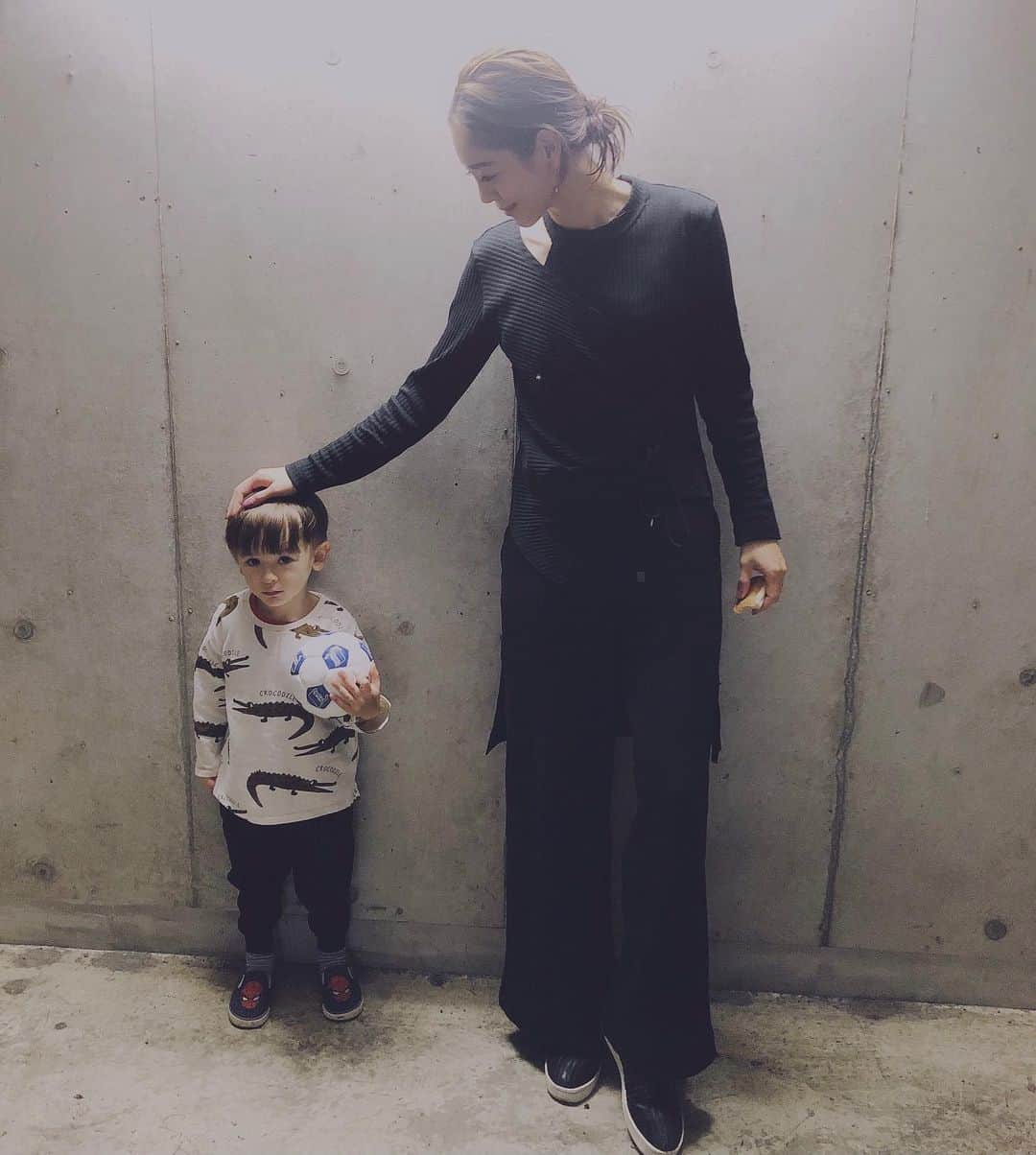 大桑マイミのインスタグラム：「散歩曜日だった🚶‍♂️  色々沢山話ができるようになった息子。 伝えたいことがあるようで頑張ってするお話が面白いよ。 @wrinn_  のセットアップ気持ち〜」