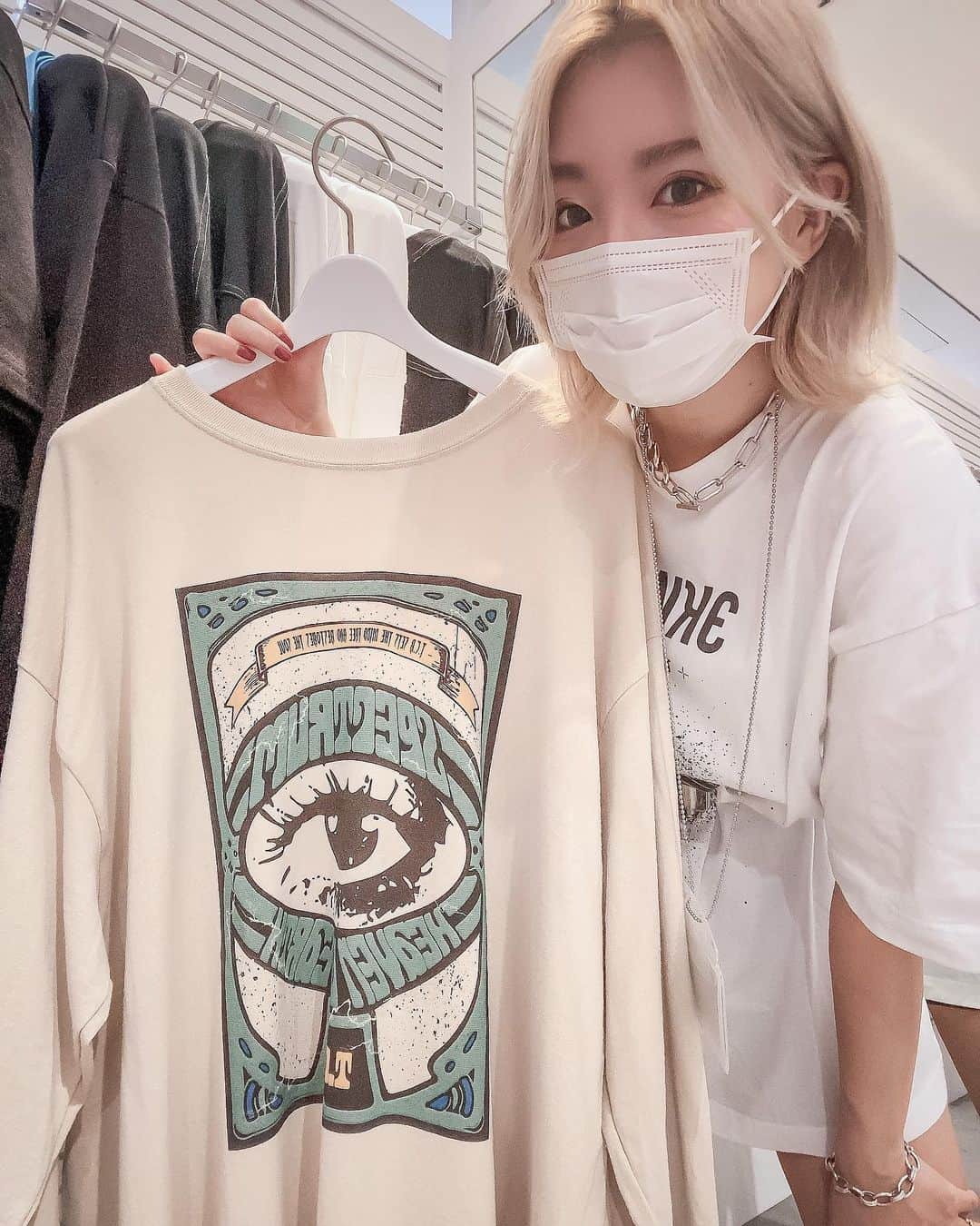 DJ CHI☆MEROのインスタグラム：「🔥 . 11/17(火)よりT.C.R BY TOUCHER 【 @tcr_by_toucher_official 】  POP UP SHOPを、ラフォーレ原宿 2F CONTAINERにて期間限定開催✨ . 19(木)20(金)21日(土) 26(木)29(日)30(月)の6日間居ます！ CHI☆MEROコラボL/S TEEも再入荷しました👩🏼💖 残り4枚なのでお早めに〜！！ . . . ブランドアンバサダー / イメージモデルにはフリースタイルダンジョン 3 代目モンスター「ID 」を起用したストリートブランドT.C.R BY TOUCHER 。90's Undergroundカルチャーからインスパイアし現代に落とし込んだエフォートレスかつ主張性の高いデザイン。快適さと希少性を持ち合わせトレンドの新しさを併せ持ったアイテムを展開。 2020最新コレクションに加え、限定アイテムやコラボアイテムが数量限定展開。  ぜひこの機会をお見逃しなく！  POP UP SHOP先行発売 T.C.R LIMITEDアイテム ■T.C.R POP UP SHOP ラフォーレ原宿 2F 店頭 11月17日 (火) 11:00より発売 ■T.C.R ONLINE STORE 11月18日 (水) 19:00より発売 ﻿ ﻿ Online store ▶︎ https://the.tcrbytoucher.online/  @tcr_by_toucher_official @laforet_h @kaisaka3960 @chimero93 @djtaiikezawa/ _________________________________ ﻿ ＜T.C.R BY TOUCHER POP-UP STORE＞ 開催場所：ラフォーレ原宿 2F CONTAINER 日程：11月17日(火)〜11月30日(月) 所在地： 〒150-0001 東京都渋谷区神宮前1-11-6 定休日： 無休 営業時間： 11:00～20:00(最終日の営業時間は19時までとなります) URL： https://www.laforet.ne.jp OFFICIAL WEB：https://tcrbytoucher.com」