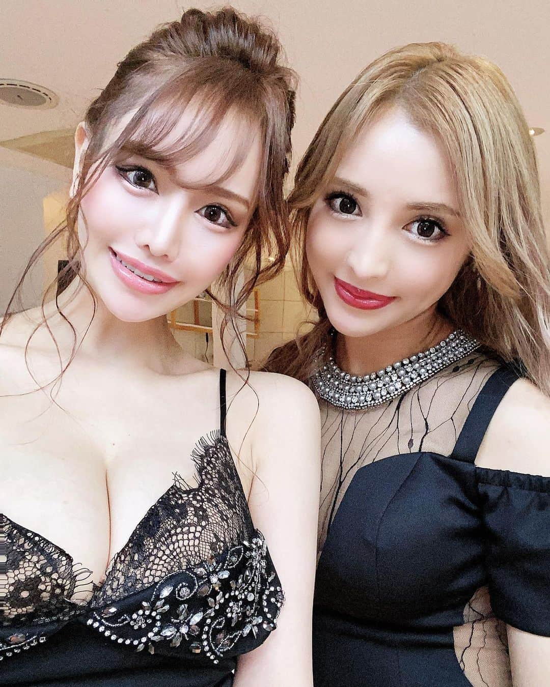 桜ゆみさんのインスタグラム写真 - (桜ゆみInstagram)「. 初めましてのマリカさん👸💖 可愛すぎてドキドキが止まらなかった😍 写真も当たり前にかわいいけど、 実物が遥かに写真を超えてくる😭💕 可愛くて優しくてキュン💓 . #maisondebeaute #メゾンドボーテ #一条マリカ #桜ゆみ #ドレス撮影」11月20日 22時11分 - yumi.sakura1111