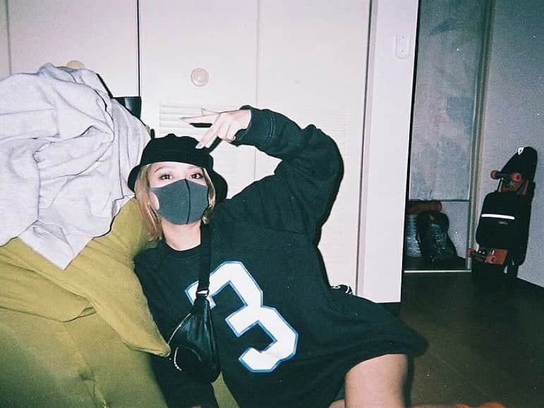 えまぽち(穂波エマ)のインスタグラム：「🐉🐉  てきとーにピースしてたらエモくなっててわろみ 写ルンです体験。  #1ヶ月前以上の写真」