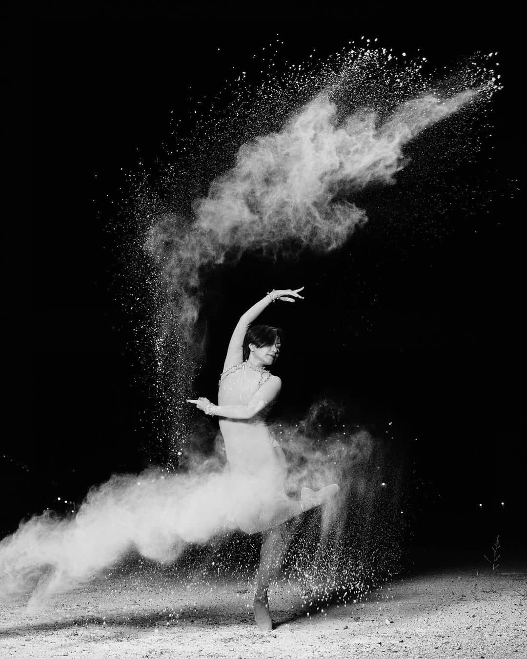 石井杏奈さんのインスタグラム写真 - (石井杏奈Instagram)「It was a challenging photoshoot, timing and throwing the flour with my power💪💥💃📸 But still had to try to look nice and relaxed😌🤍 Thank you for the great opportunity Melika, always fun with you😎😘🙏 Photo by @melika.dez ❤️ . . . #montreal#mtl#blackandwhite#flour#dancer#ballet#point#worldwideballet#小麦粉#バレエ#コラボ#笑#モントリオール#撮影#白黒#winter#november#moon」11月20日 22時12分 - annaishii