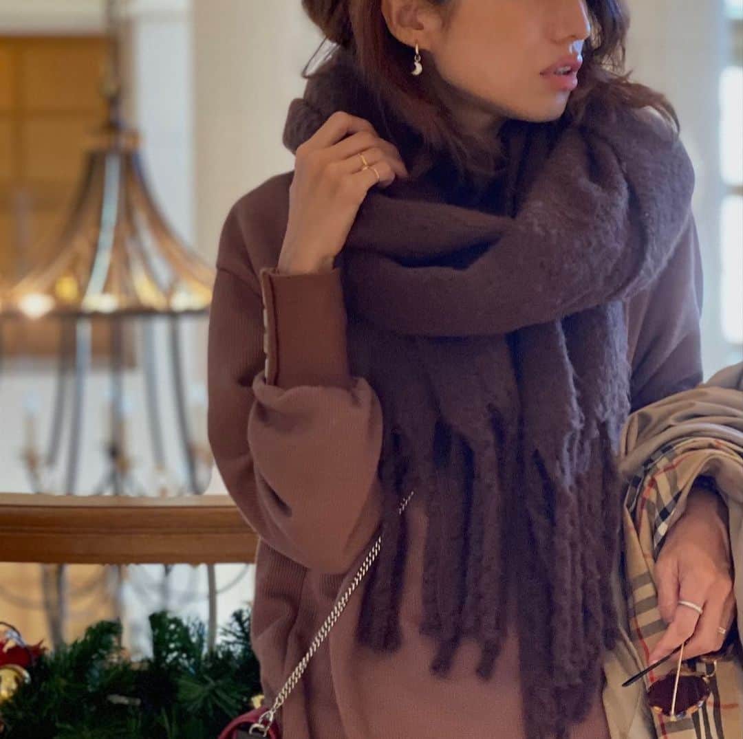 eiko kagamiのインスタグラム：「. . お気に入りピアスが増えました😍🌙✨ 引きアングルでもこの存在感❤︎ これから新しいアクセサリーが出るみたいで嬉しい！😍🌙🤎 . . . . . @sandlessmoon  #小物も可愛い #アクセサリー #ピアス #お気に入り #新作も楽しみ❤︎」