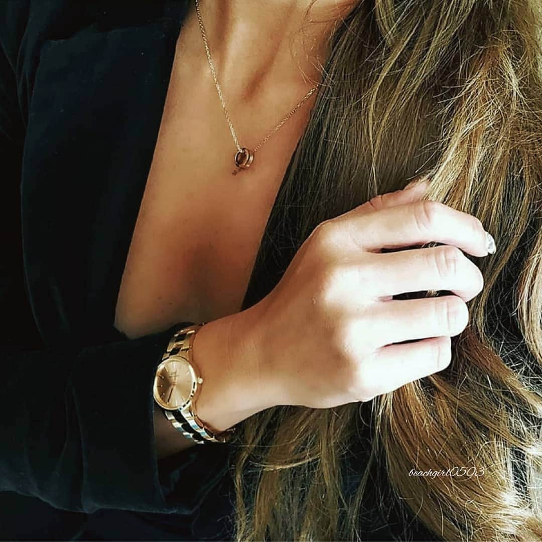 𝑵𝒐𝒓𝒊のインスタグラム：「. . .    最近ゴールドアクセな気分の時は この組み合わせ率高め♡ @danielwellington  𝐈𝐂𝐎𝐍𝐈𝐂 𝐋𝐈𝐍𝐊 𝐔𝐍𝐈𝐓𝐎𝐍𝐄 𝐄𝐋𝐀𝐍 𝐍𝐄𝐂𝐊𝐋𝐀𝐂𝐄 . . . . どんな服にも合わせやすいし めっちゃお気に入りでヘビロテ㊥💓 . . . . . スペシャルキャンペーン実施中♡ ⇩ 𝟐𝟑日まで公式サイトや𝐃𝐖直営店舗にて 𝟐,𝟓𝟎𝟎𝟎円(税込)以上のお買い上げで 𝟐𝟓%𝐎𝐅𝐅になるよ☝ . . . 全商品割引対象の 𝟏𝟓%𝐎𝐅𝐅クーポンコードも併用可能!! かなりお得になるので、この機会に是非😍 𝟏𝟓%𝐎𝐅𝐅クーポンコードは ↓↓↓ 【 𝐛𝐞𝐚𝐜𝐡 】 . . . . #danielwellington #watch #fashion #fashionstyle #rosegold #accessories #necklace  #ring #instafashion #favorite  #DWユニトーン #ダニエルウェリントン #時計 #腕時計 #アクセサリー #ネックレス #リング #ファッション #手元倶楽部 #お気に入り #コーデ #大人女子 #ニット #秋コーデ #大人可愛い #上品 #プレゼント #クリスマス #オシャレ #ジャケット」