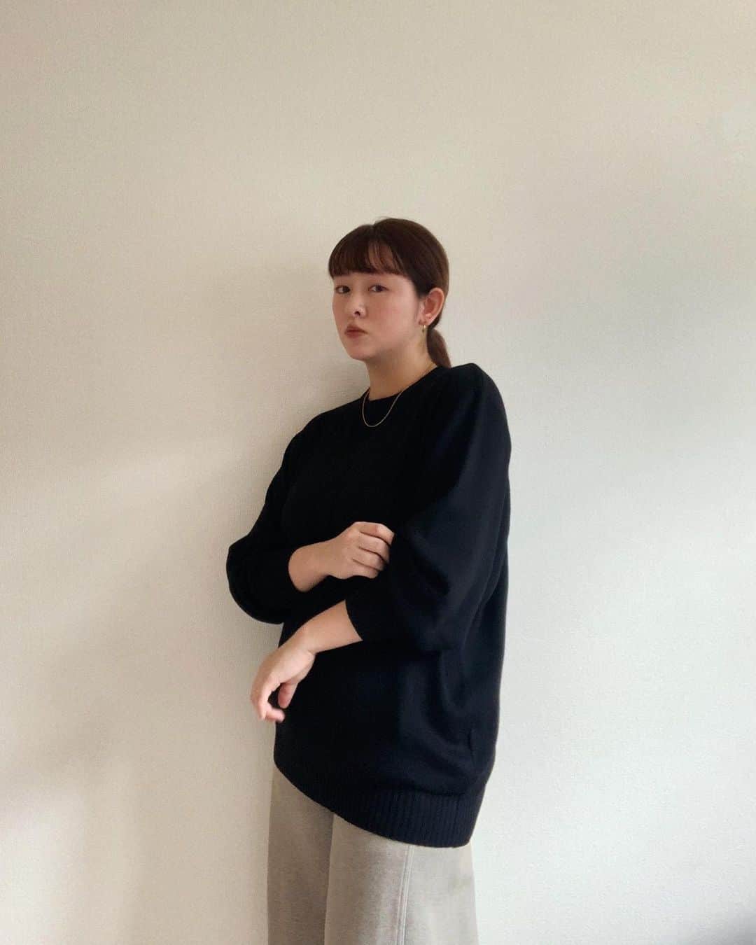 菅谷梨沙子さんのインスタグラム写真 - (菅谷梨沙子Instagram)「シンプルなデザインだけど袖にボリュームがあってお気に入りのニット. ブラウンやベージュ系が多いので、ブラックは何だか新鮮…🌚 柄物のパンツやスカートと合わせてもいいね◎  @urs_official   #urs #ユアーズ #urs_styling #urs_official  #ラウンドネックニット#ママコーデ#fashion #ootd」11月20日 22時26分 - risako_sugaya