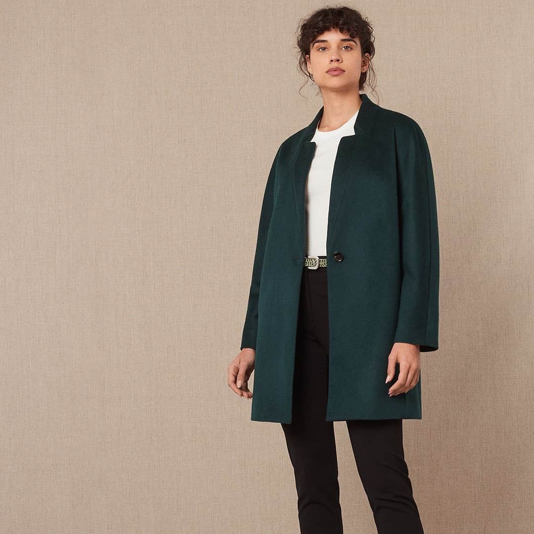 イエーガーのインスタグラム：「From the streamlined collar to the single button fastening, this dark green coat is ideal for cooler days as the seasons change. Made with a wool-blend, the boxy fit and lined interior keep it flattering and refined. #JaegerStyle」