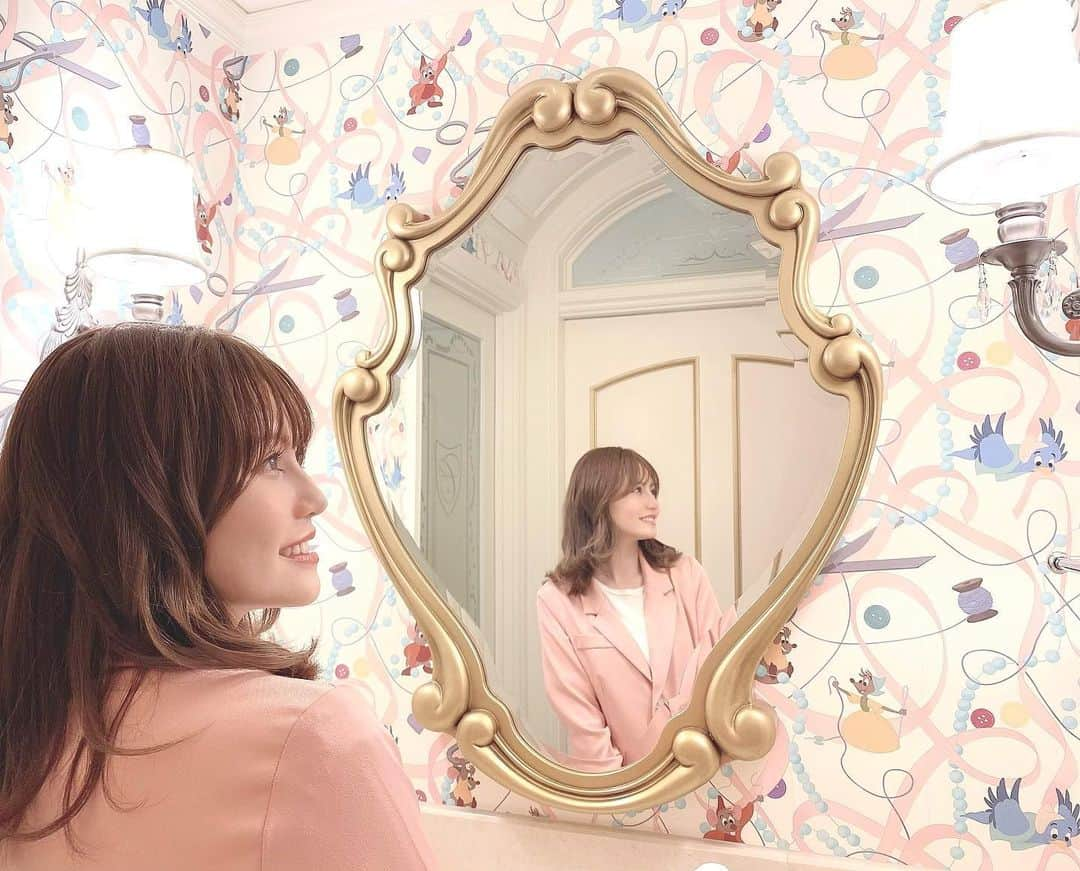 込山榛香さんのインスタグラム写真 - (込山榛香Instagram)「シンデレラの壁🎀﻿ ﻿ ホテルの洗面所が可愛すぎました💗﻿ ﻿ ﻿ ずっと泊まりたかった #ディズニーランドホテル の #シンデレラルーム に泊まれて嬉しい✨﻿ ﻿ ﻿」11月20日 22時19分 - komiharu_official