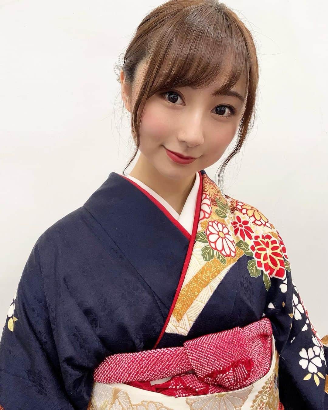 米徳京花さんのインスタグラム写真 - (米徳京花Instagram)「. 昨日は、 Mr.&Miss Chuo Contest 2020をご覧頂き ありがとうございました！😌 　 みなさんからの温かいメッセージ、 とても嬉しかったです🎗 　 　 特技披露では 成人式の時に着た紺色の振袖を着ました👘💐 　 　 #振袖 #振袖ヘア #振袖ヘアアレンジ #着物 #着物ヘア #着物女子 #着物ヘアアレンジ #紺色 #振袖コーディネート」11月20日 22時22分 - miss2chuo__2020