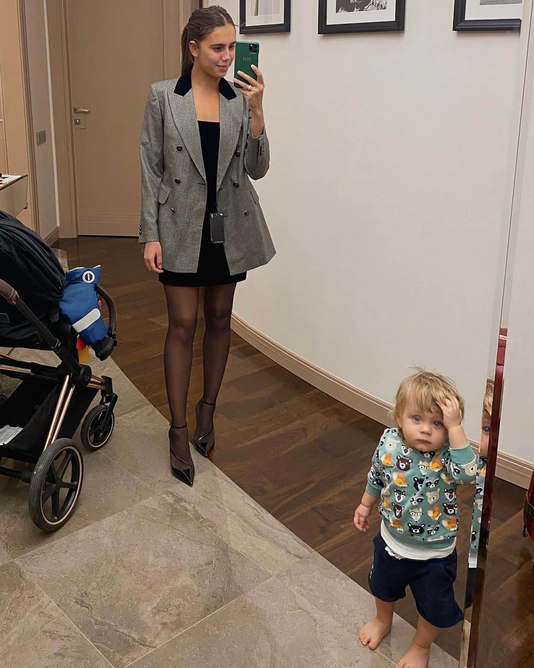 マルガリータ・マムンのインスタグラム：「Mamma Mia! «Ничего себе у меня мамка! А вообще куда это ты намылилась? Да ещё и в таком коротком? А что же мне надеть?» 😂😂😂 Чем больше я смотрю на это фото, тем больше смеюсь! Напишите и свои комментарии, посмеёмся вместе😹」