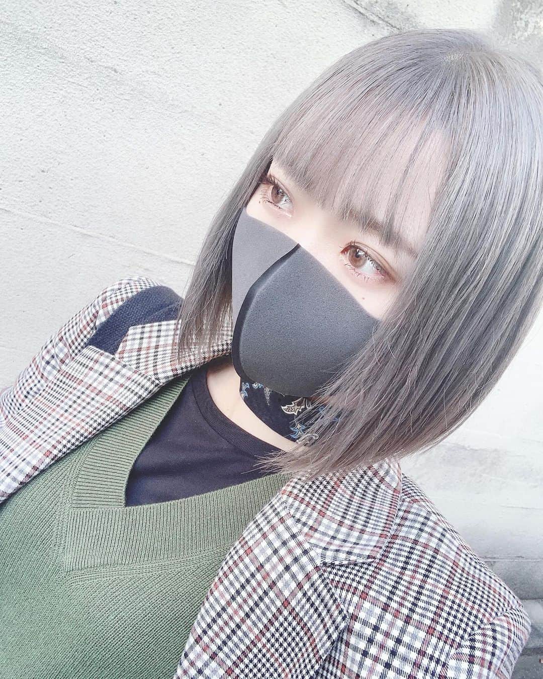 桑名利瑠のインスタグラム：「. . . new hair... ホワイトグレーにしました。 . . . #fashion #followeme #followforfollowback #make #makeup #code #outfit #outfitoftheday #photooftheday #selfie #selca #hairstyle #hair #haircolor #ショートボブ #ハイトーンカラー #ハイトーン #instafashion #instagood #instalike #instapic #girl #bershka #style #ホワイト #グレー #プチプラコーデ #azulbymoussy #uniqlou」