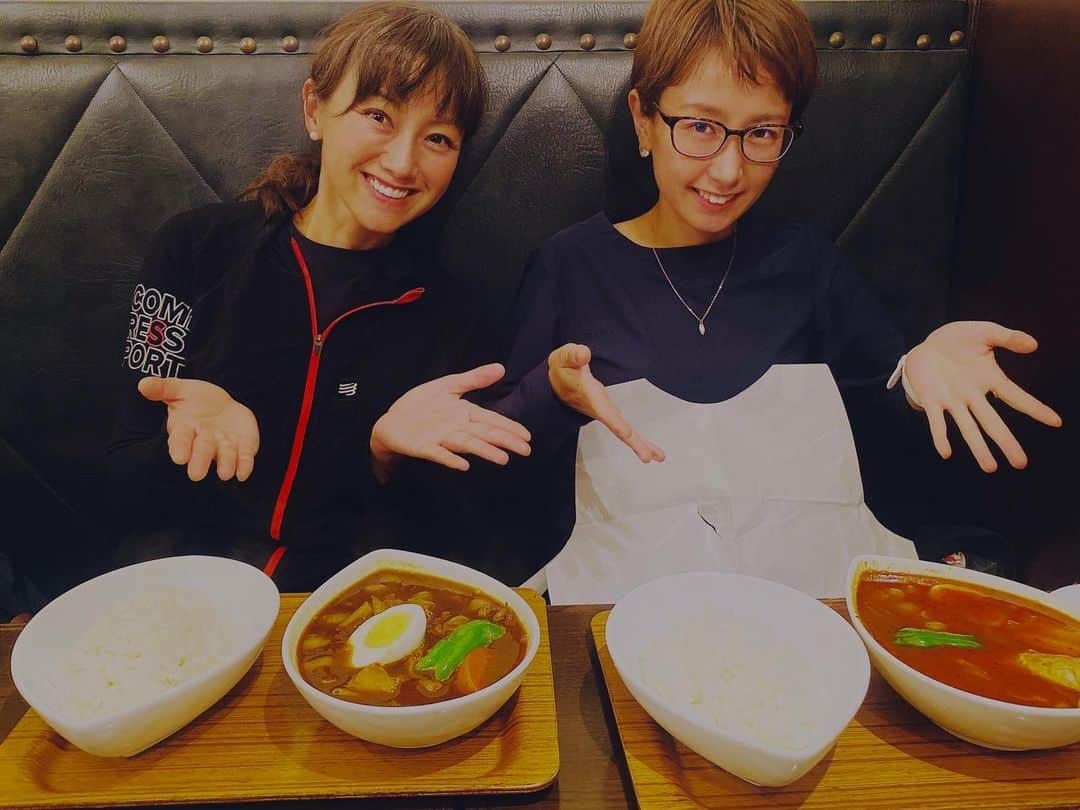 福島和可菜さんのインスタグラム写真 - (福島和可菜Instagram)「お互いのお仕事が終わって合流しましたー‼️  舞ちゃんリクエストで…スープカレー🍛 久々にスープカレー食べた😋  美味しかったー✨✨✨  ライスがおかわり自由だったので、 もちろんたっぷりいただきました❤️  ルーの色が違うのは、種類も違うんですが、 舞ちゃんのは辛さ3倍🔥🔥🔥 ヒョェエエー😂‼️  良くそれで明日走るよな…つぇーゼ🤩  私は辛さ1😎（笑）  明日は久しぶりのレース🏃‍♂️  捻挫明けでゆっくりしか行けませんが、 楽しんで走りたいと思います😁  参加される皆様、よろしくお願い致します🤲  #大会 #前夜 #カレー #スープカレー #美味しかった #激坂最速王決定戦 #復帰戦 #箱根ターンパイク #乳酸地獄 #楽しみ #姉妹 #参戦 #捻挫 #復活 #Love #run #running #sister #走れる #喜び #幸せ #よろしくお願いします #runner #🏃‍♂️ #❤️ #🍛 #😋 #✨」11月20日 22時24分 - fukushimawakana