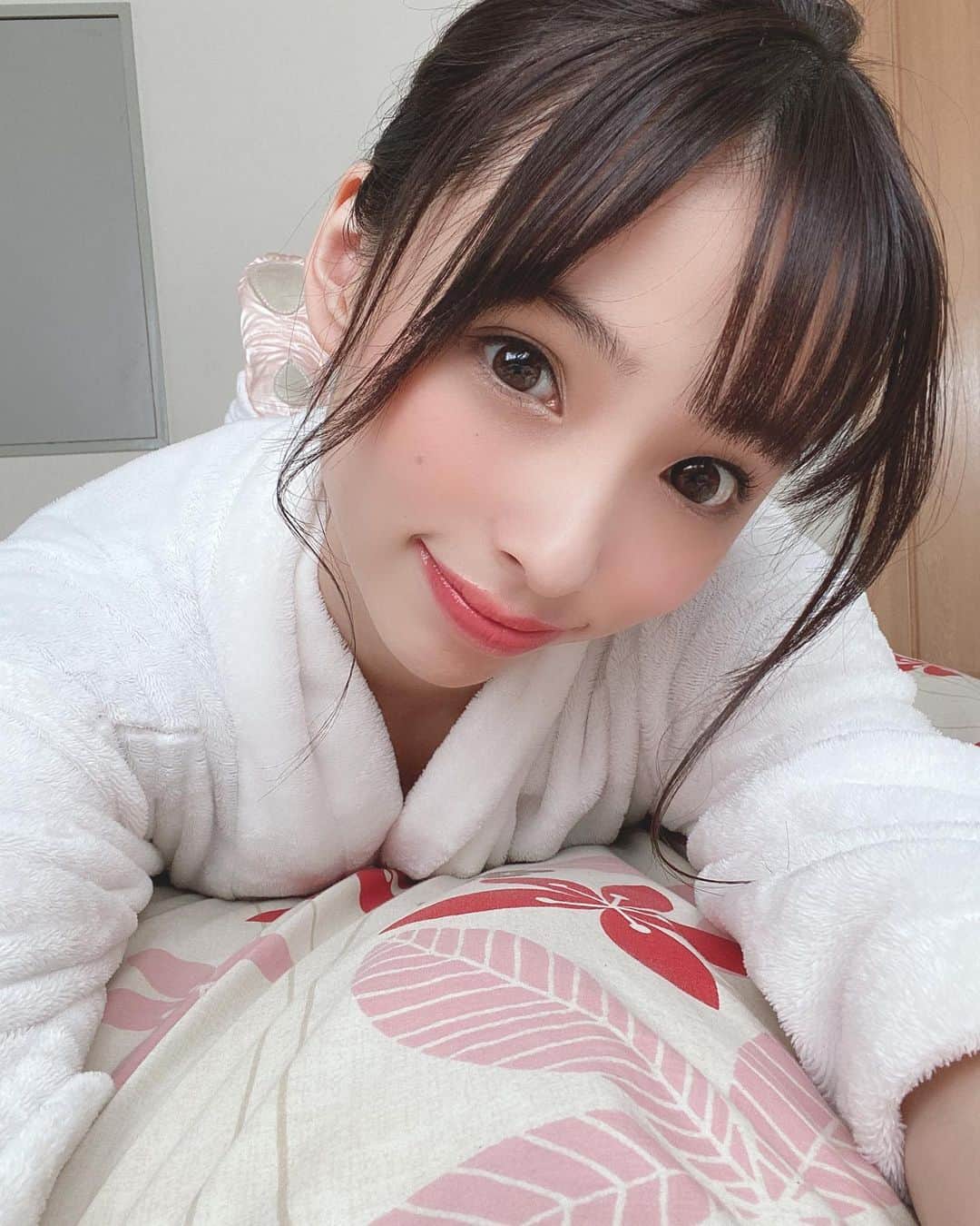 鶴巻星奈のインスタグラム：「告知 12月8日発売の✨月刊キスカ✨さん表紙&巻頭グラビアで掲載させていただきます😭💕  雑誌のグラビア、とてもとても嬉しいです！  是非みなさまチェックしてください🙏🏻❤️」