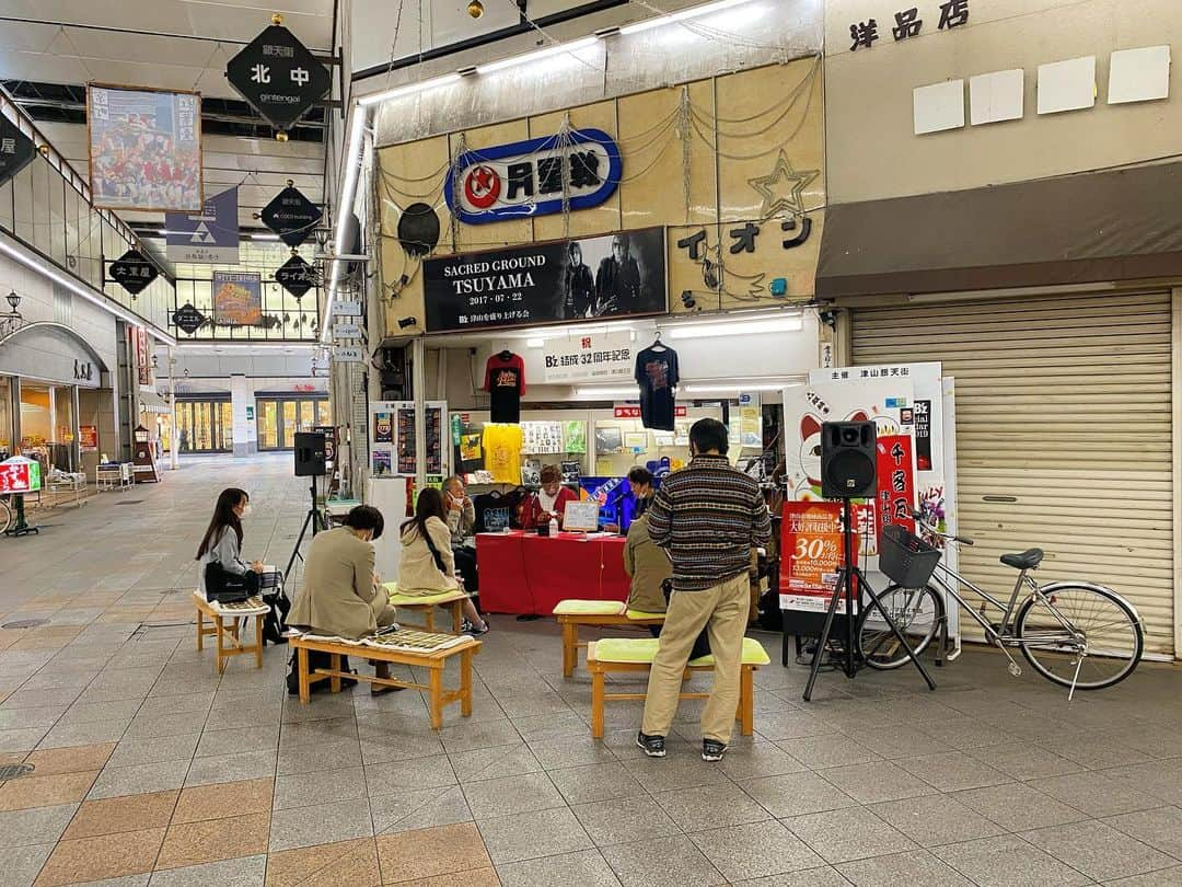 ハロー植田さんのインスタグラム写真 - (ハロー植田Instagram)「明日12〜14時、FM津山『ときめきサタデーin銀天街』に出していただきます📻今後も第1、3土曜12〜14時の同番組に出演します😊 ♪この声が聞こえるかい〜（B’z『Callingより） #岡山県津山市 #銀天街という商店街 #fm津山 #ラジオ #津山郵便局目の前 #公開生放送 #写真参照 #お気軽にお立ち寄りください #radikoでも聴けます #ハロー植田 #bz」11月20日 22時30分 - inababa178