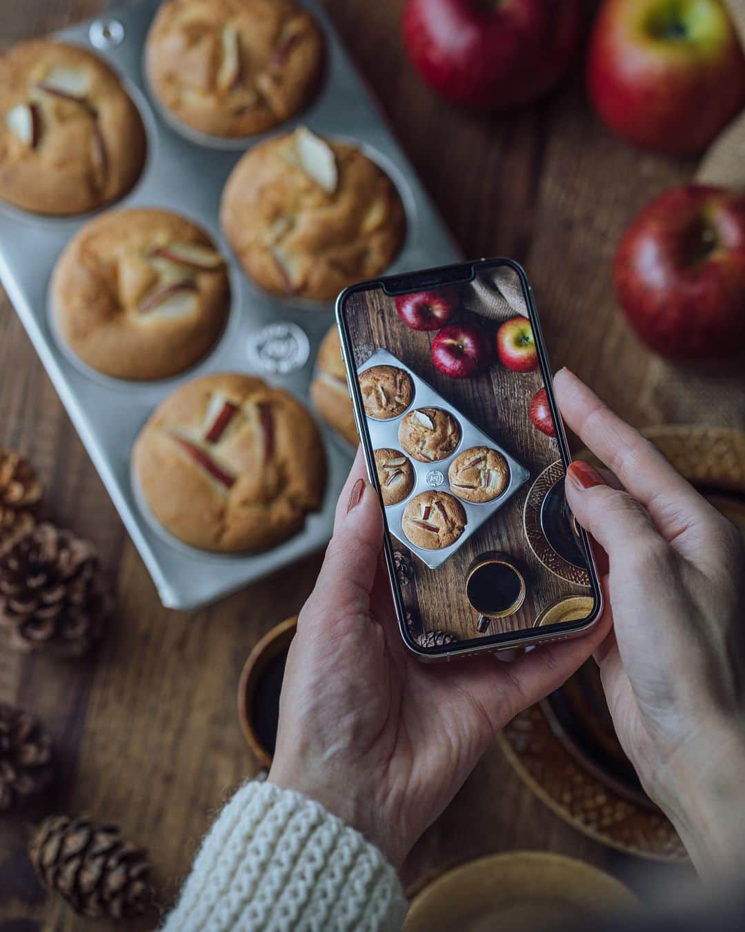 Nanaのインスタグラム：「林檎とクリームチーズのマフィンを焼きました。 (マフィンの写真ばかりでごめんなさい🙏 これ、自分的には結構好きな組み合わせで、某収録の現場にも持って行った。 iPhoneでも撮ってみたのだけど、以前より露出が優秀になって、標準カメラアプリでも簡単に思い通りの明るさにできるようになった◎加工もしてない。必要ない！ スマホカメラの進化がすごい。  #sonya7iii」
