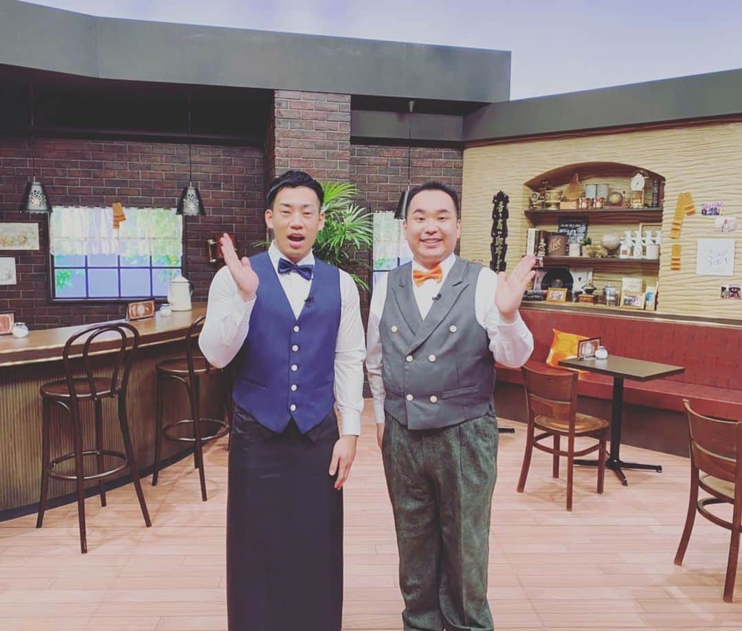 駒場孝のインスタグラム：「特番やらせてもらいました！ ゲストの方の、“ツラかったけど今なら笑える話”を聞く番組『ミルクボーイのツラわら喫茶』 11/28 14:32〜ytvです！ 超豪華な方々にゲストで来て頂き、さらにセットは僕らの大切な喫茶店を再現してもらって、最高でございました！ ただ、内容は普通のトーク番組にプラスαありまして、それがなかなか過酷でしたのでそれもお楽しみにしておいてください！」