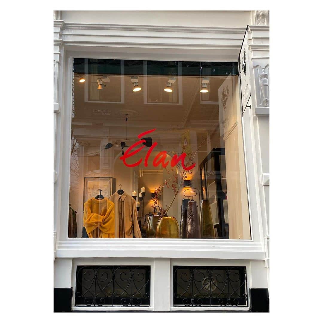 のインスタグラム：「Elan ❤️@katehume  Celebration to this fabulous woman and her elegant style .Her Book Elan @rizzolibooks  just Launch.A perfect gift to friends .Unique at Rika Studios we also happy to present Kates natural color combination mouth- blown glass pieces in our window .  Come by have a look ✨✨」