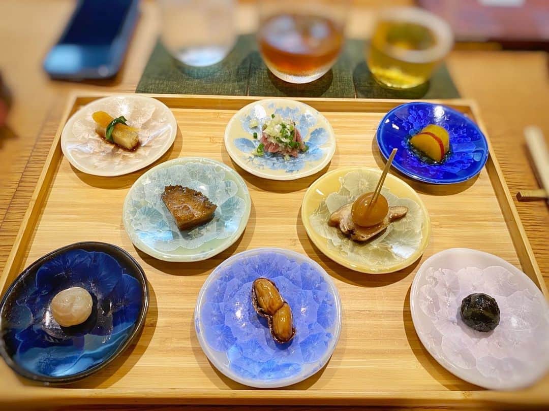 香西かおりのインスタグラム：「. 前菜八種 フカヒレや蒸し鶏など中華の食のバラエティ💕 一口ずつが嬉しい😃 . #中華 #前菜八種 #フカヒレ #蒸し鶏 #香西かおり #飯スタグラム」